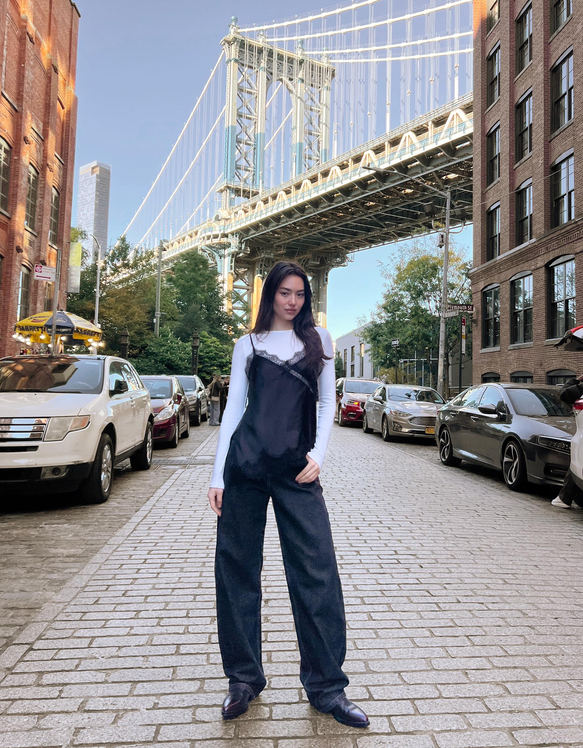 Top à bretelles en satin dentelle asymétrique