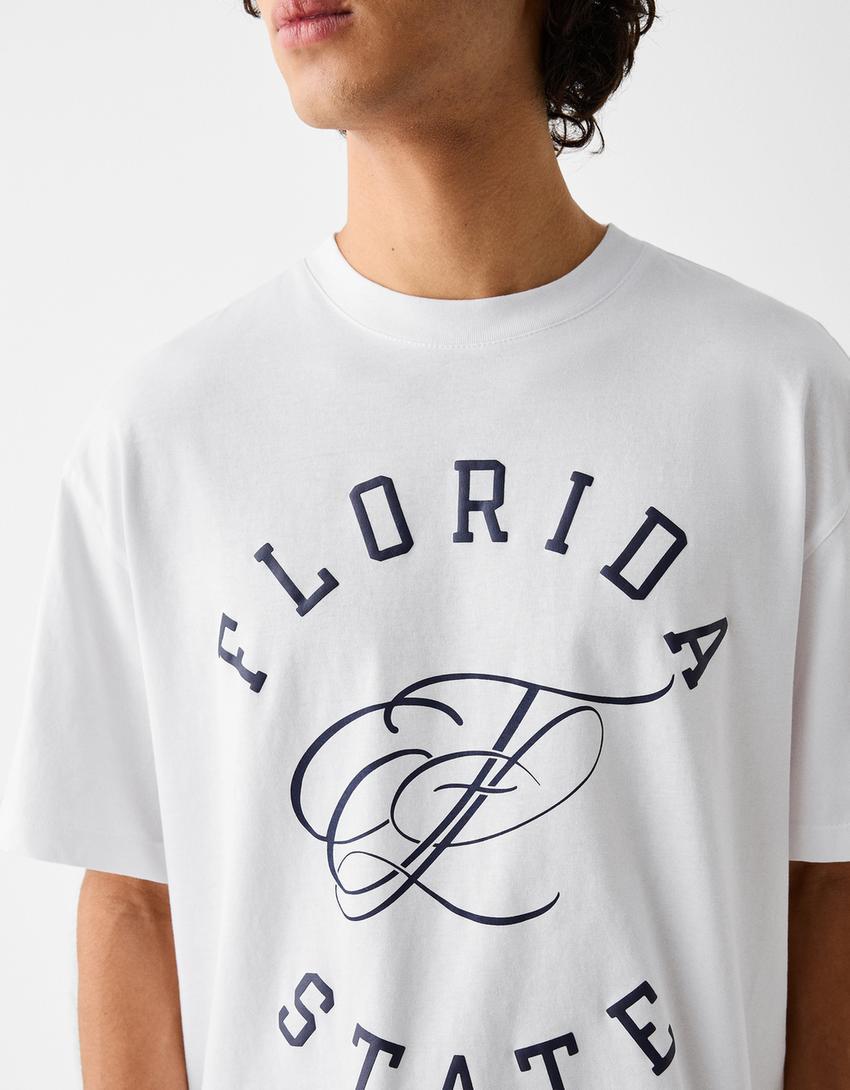 تيشرت بقصّة مربعة وأكمام قصيرة وطبعة-أبيض-5