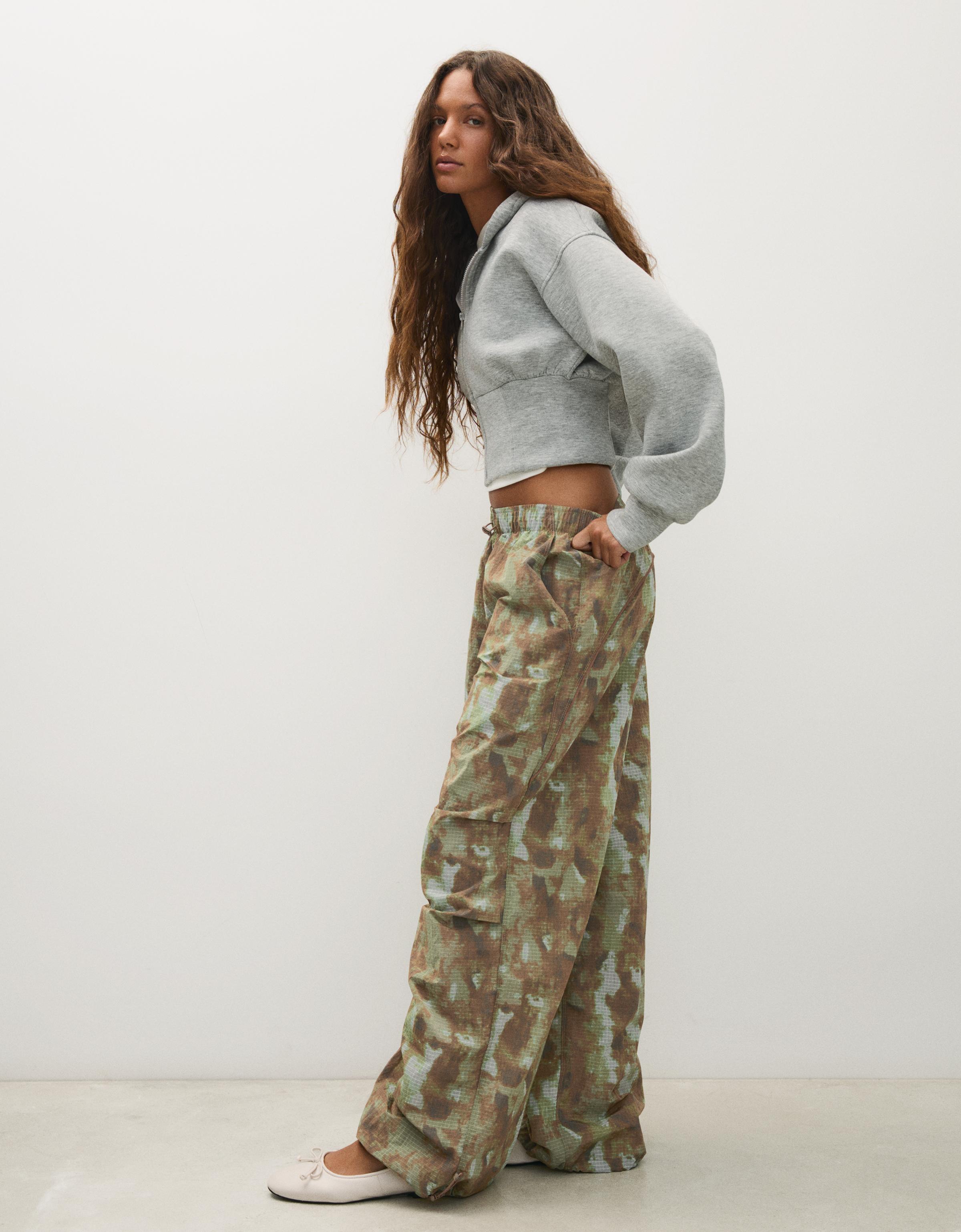 Technical print parachute trousers — Brown
