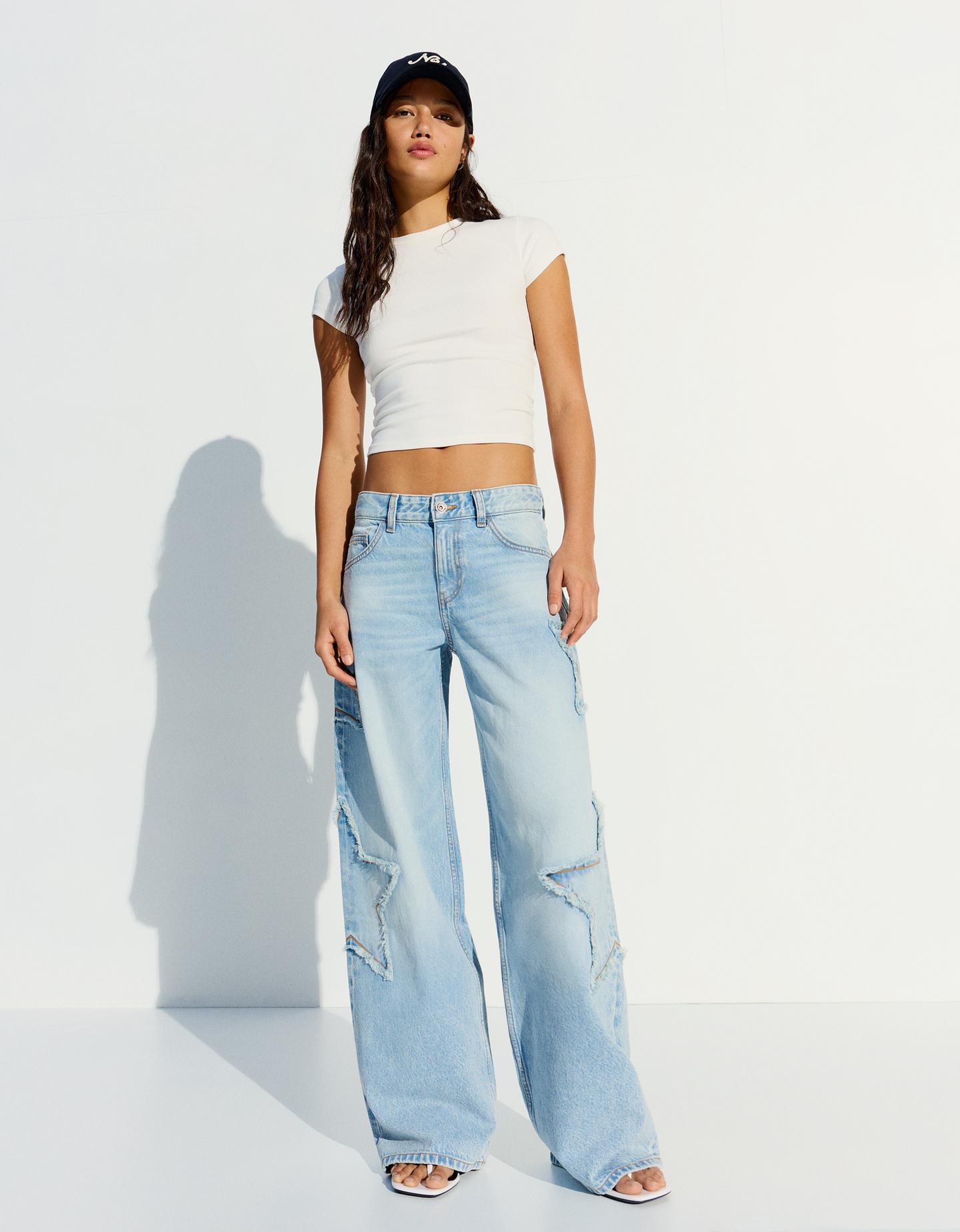 Bershka jeansy boyfriend z niskim stanem i gwiazdami wyblakły niebieski