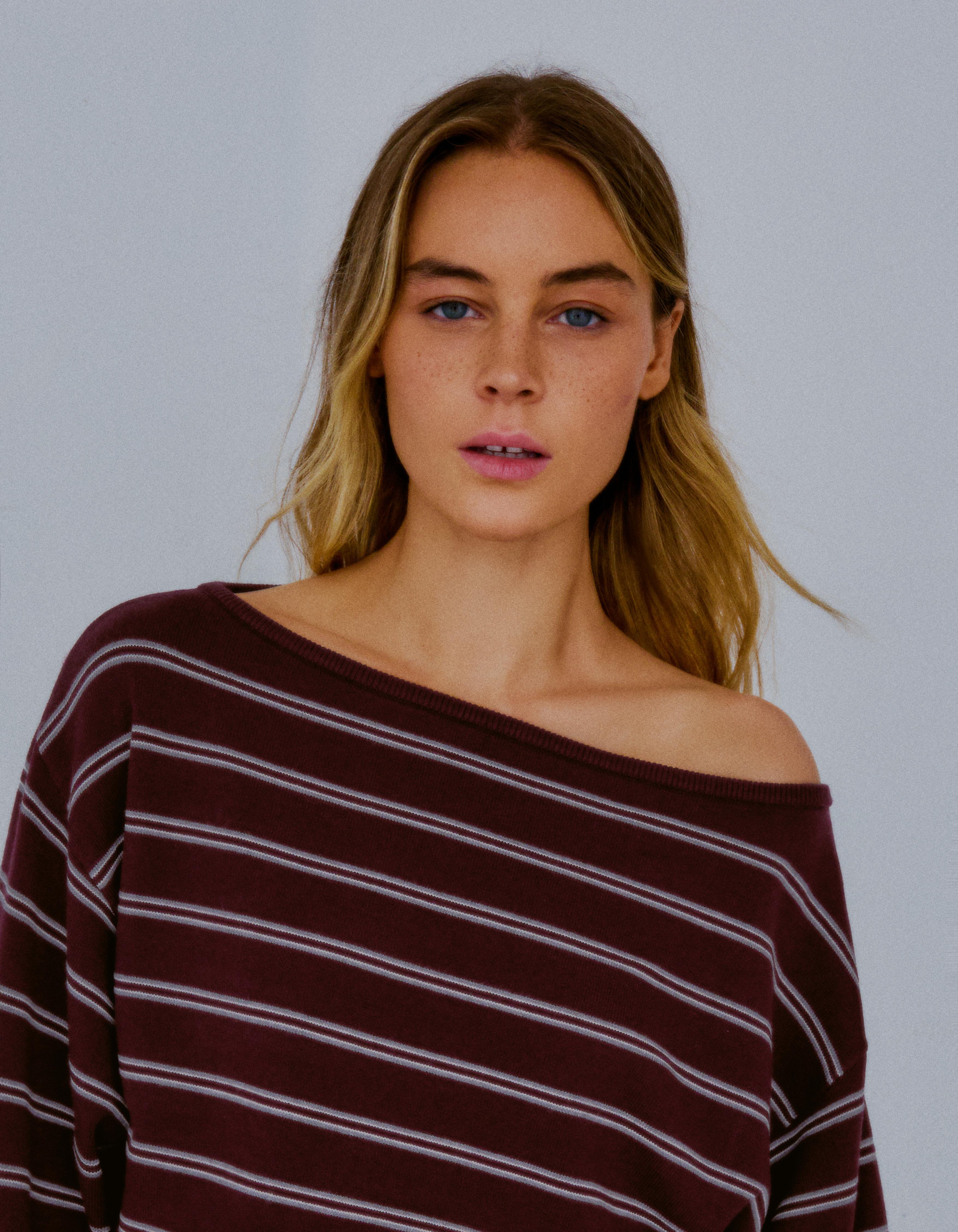 Asymmetric neck jumper — Burgundy