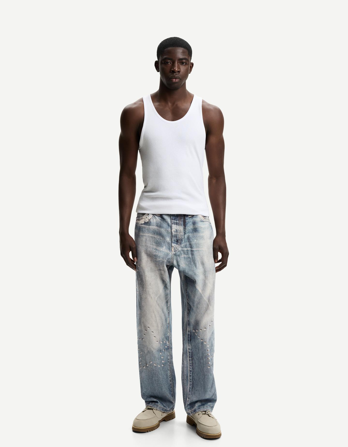 Bershka jeansy o kroju baggy z nadrukiem wyblakły niebieski