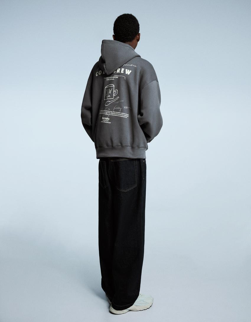 Džemperis ar apdruku un kapuci-Tumši pelēks