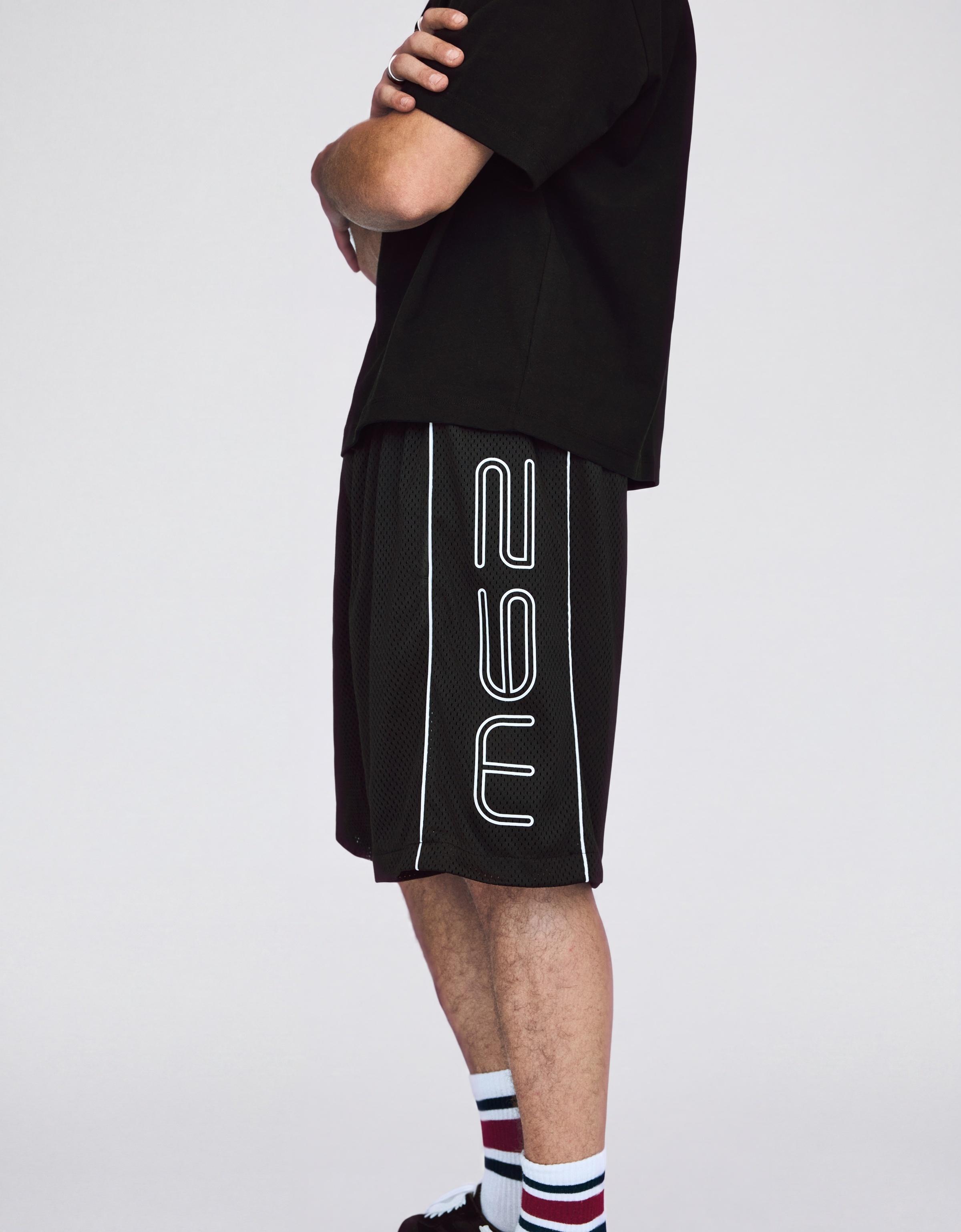 Contrast print mesh Bermuda shorts — Black