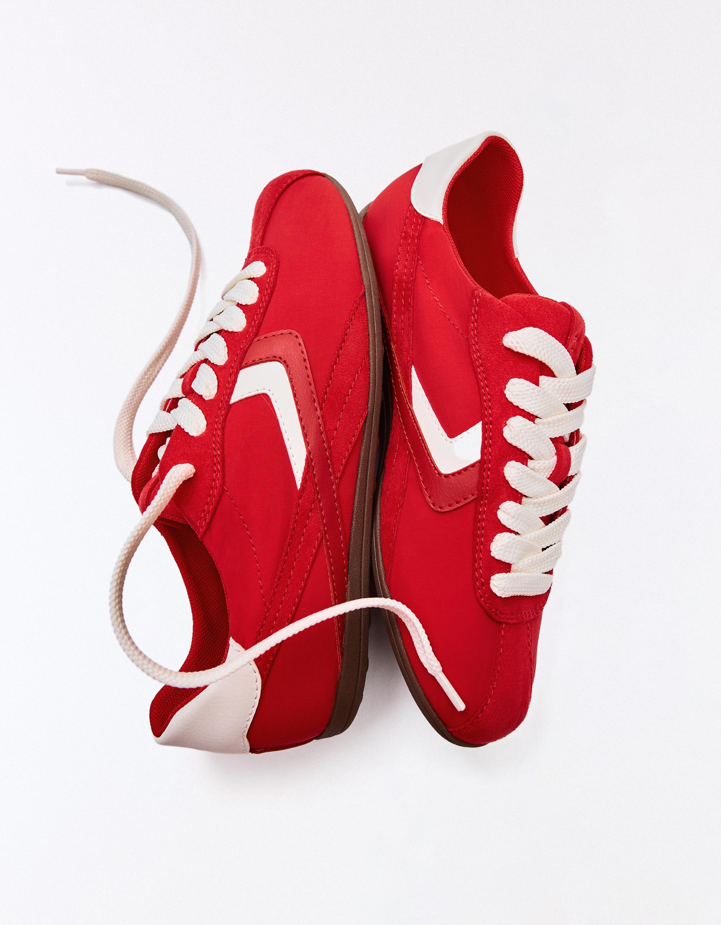 Flat sole trainers