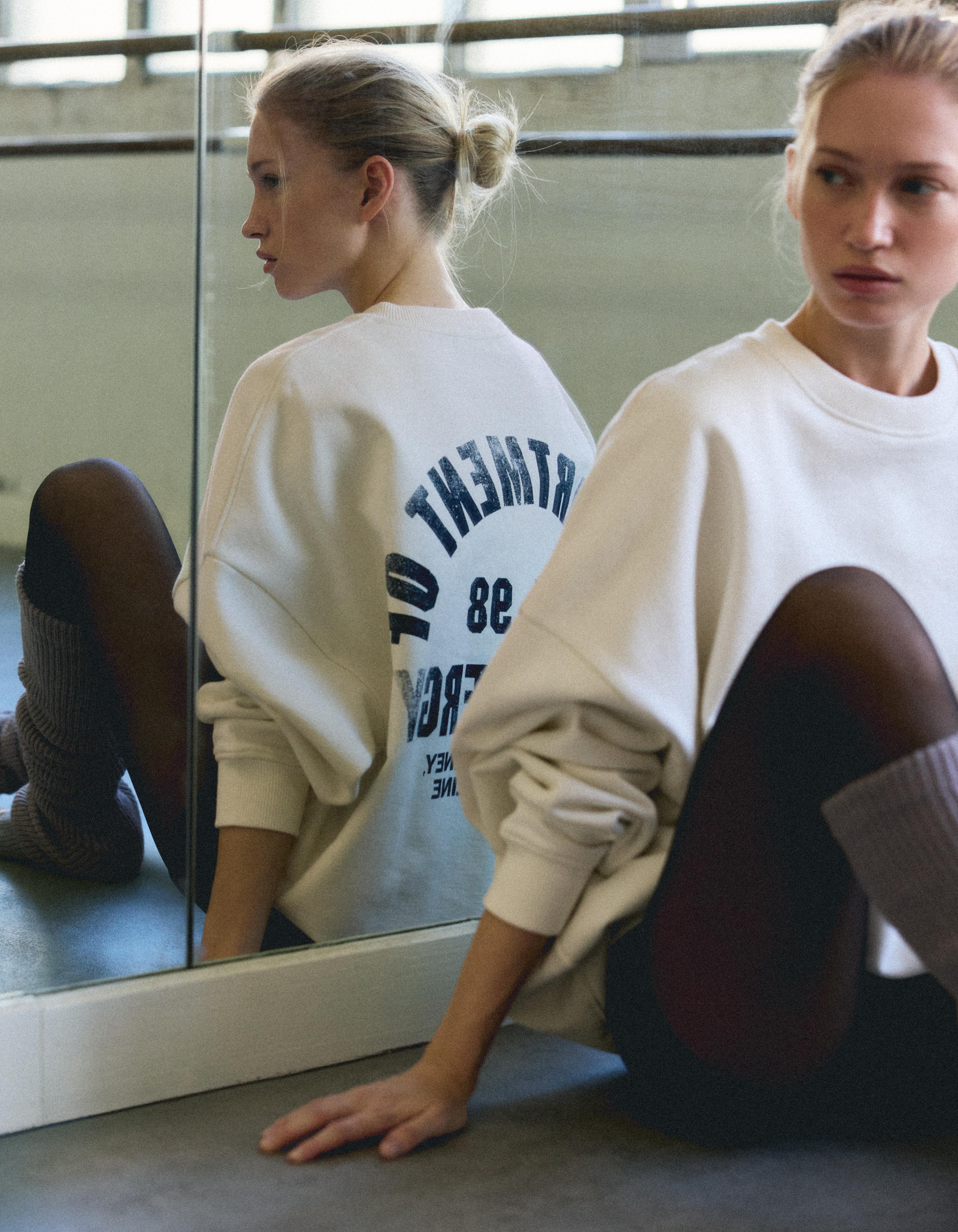 Bershka Bluza Z Okrągłym Dekoltem I Nadrukiem Kobieta Owies