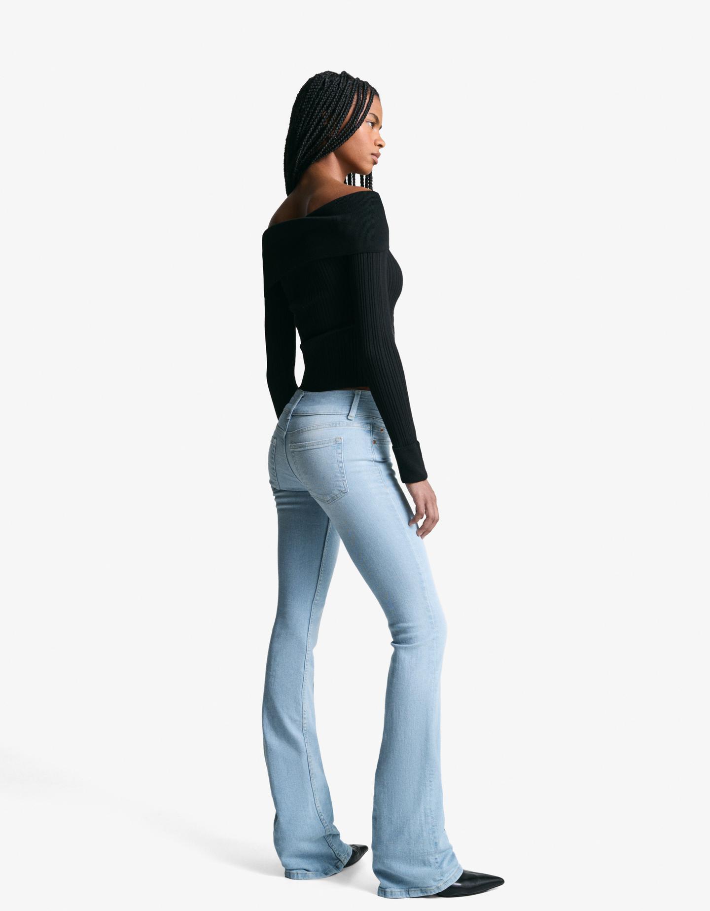 Bershka jeansy o kroju bootcut z niskim stanem jasnoniebieski
