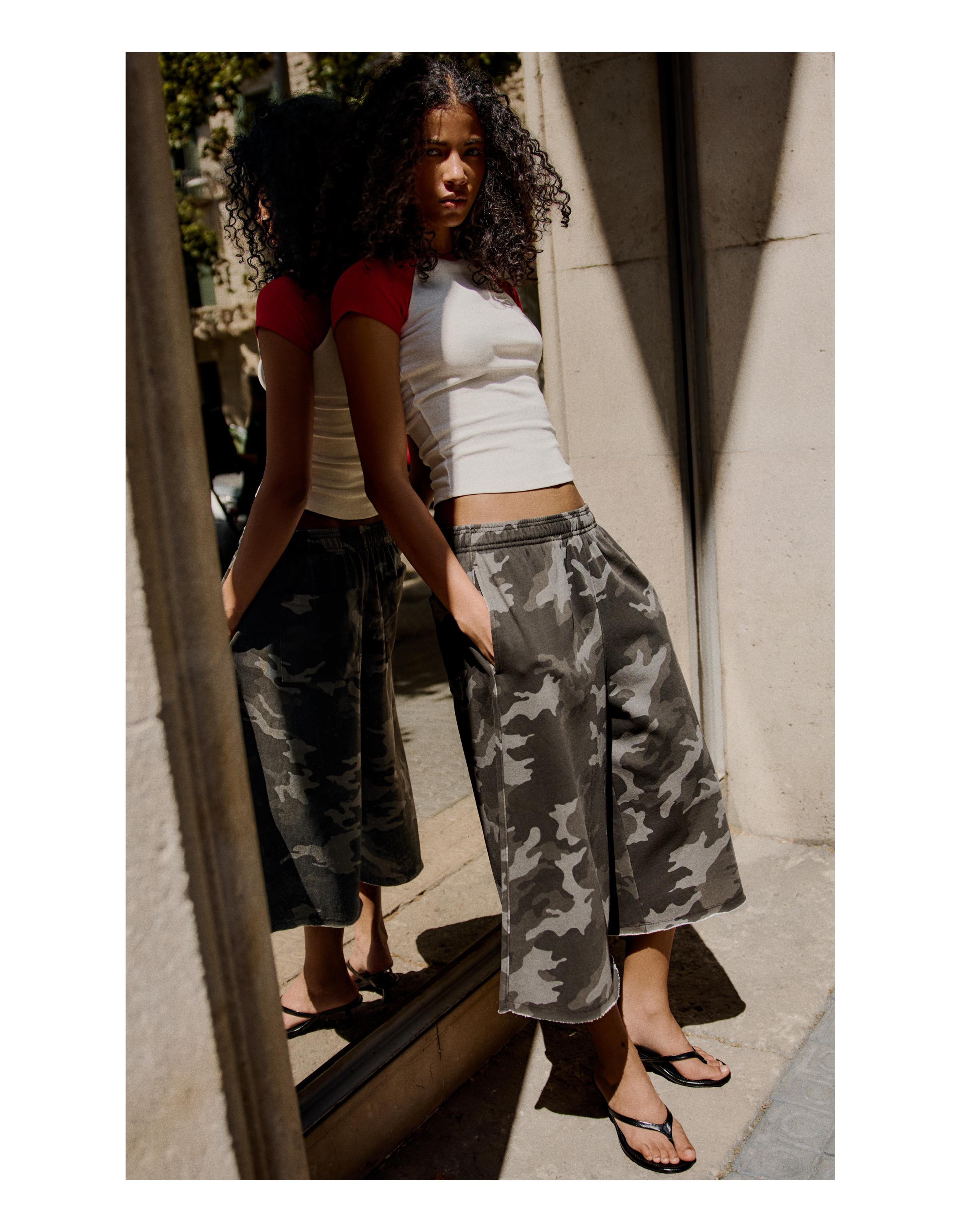 Long plush Bermuda shorts with print — Dark grey