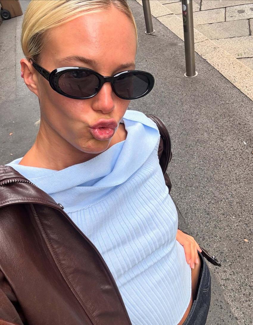 Sweter z fakturą i dekoltem hiszpańskim-Jasnoniebieski
