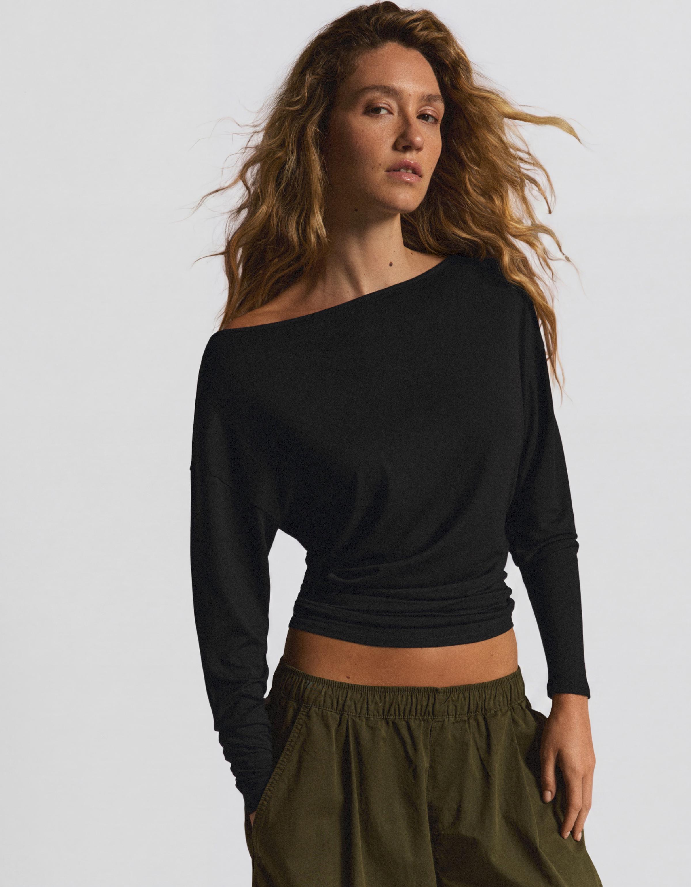 Asymmetric neck long-sleeved T-shirt — Black