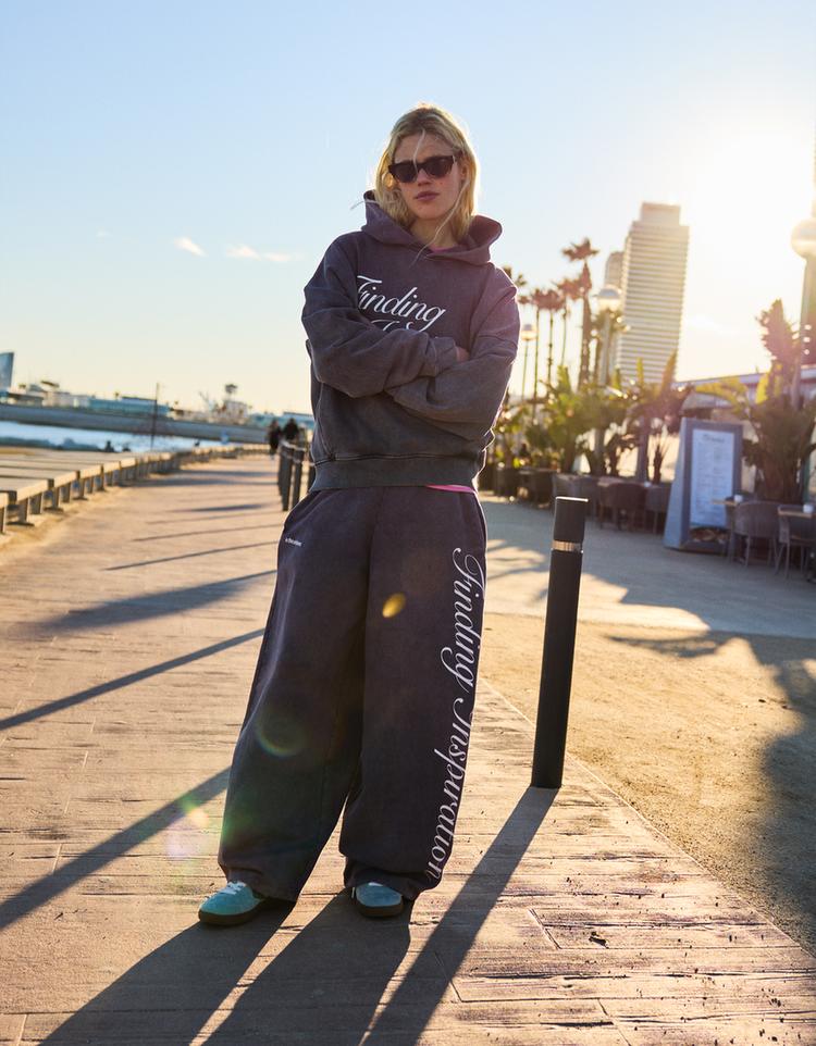Baskılı kapüşonlu sweatshirt ve pamuklu pantolon takımı