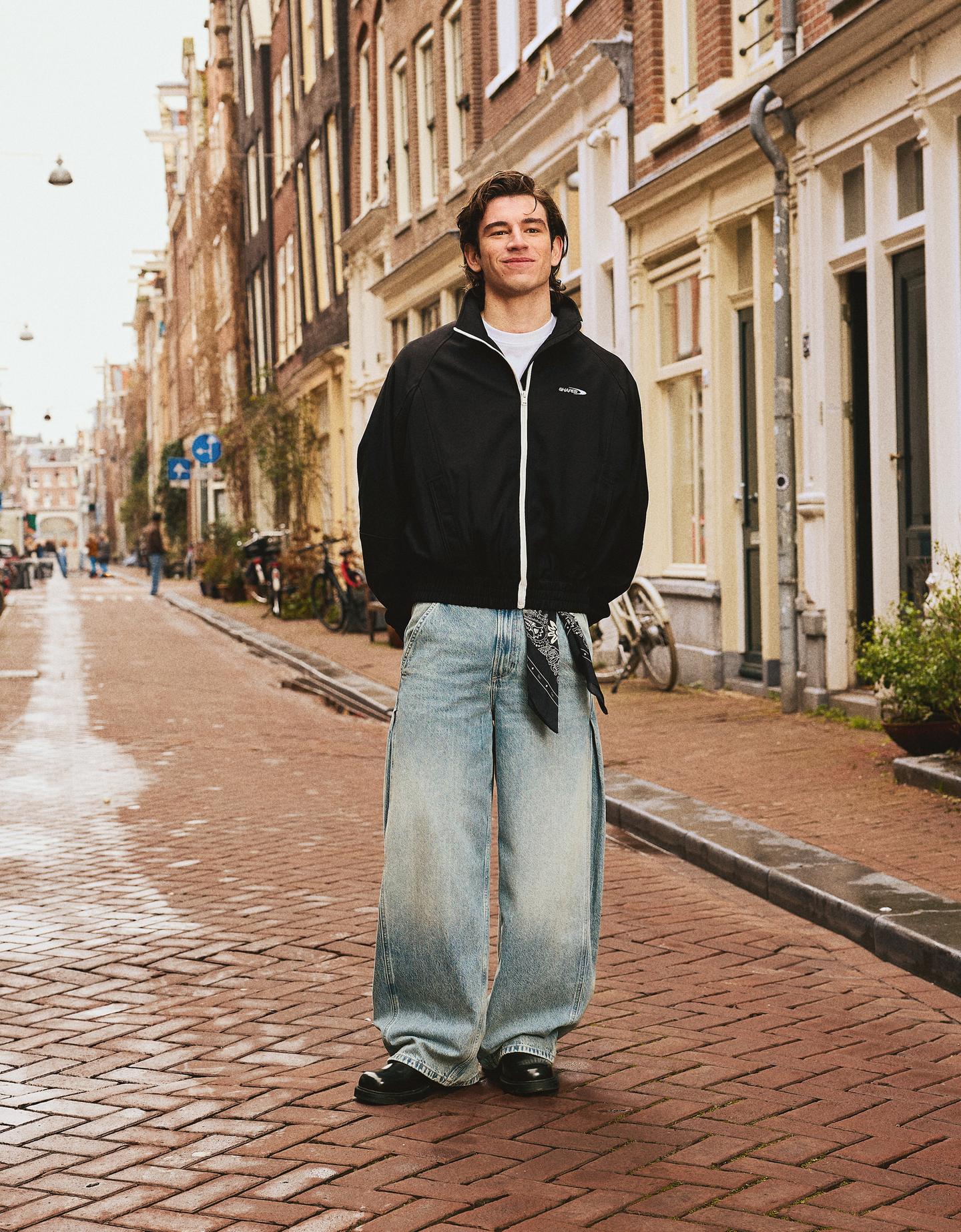 Bershka jeansy o kroju barrel wyblakły niebieski