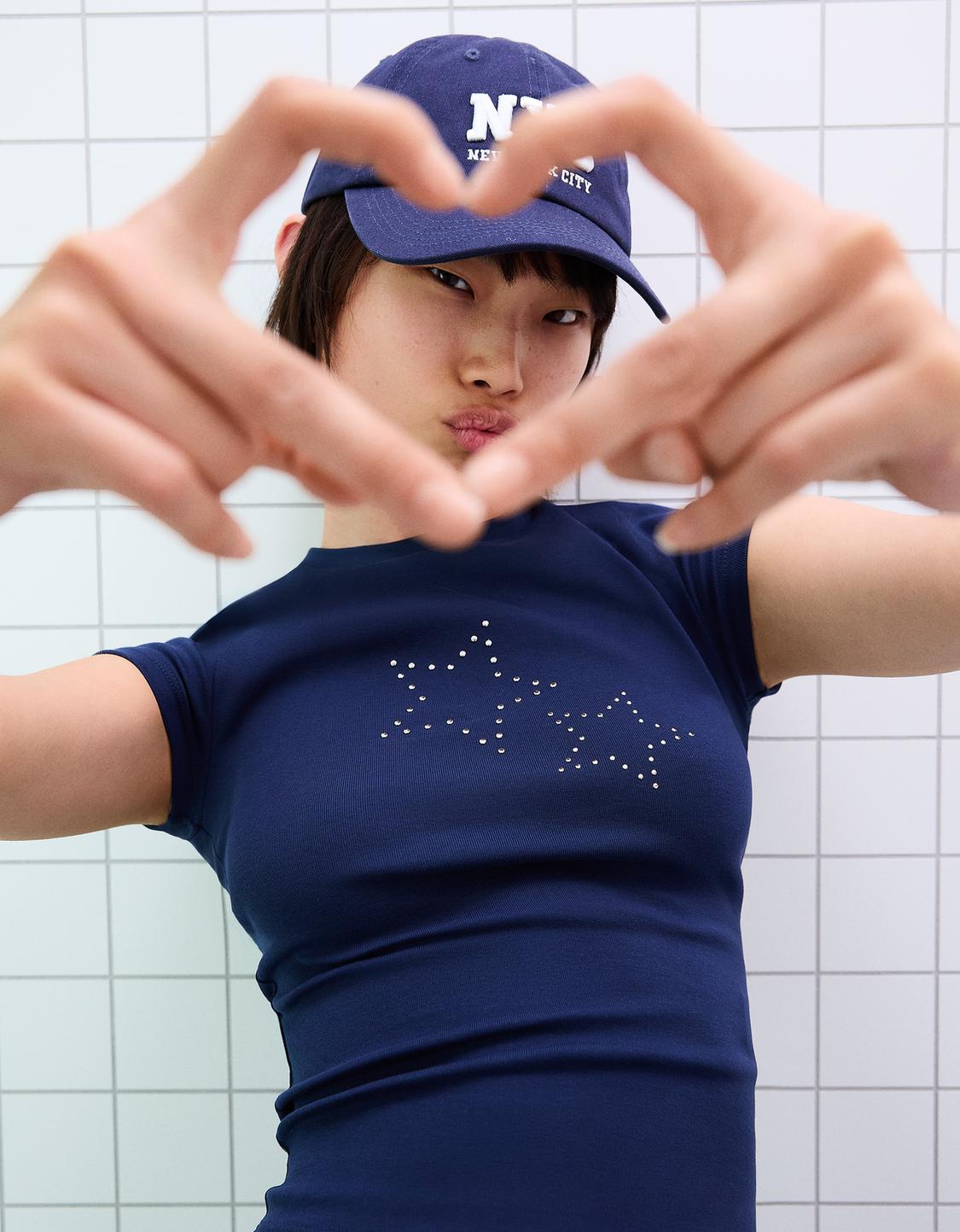 Short sleeve T-shirt with studs