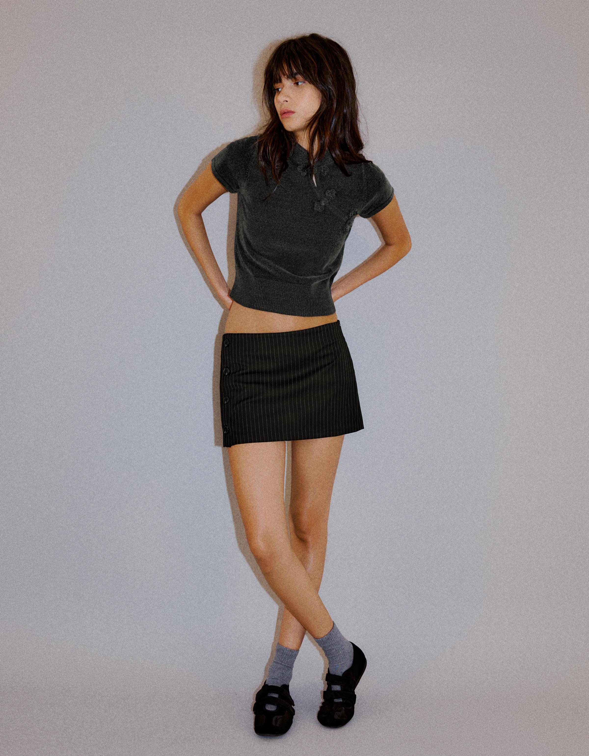 Short sleeve knit jumper with clasps — Dark grey
