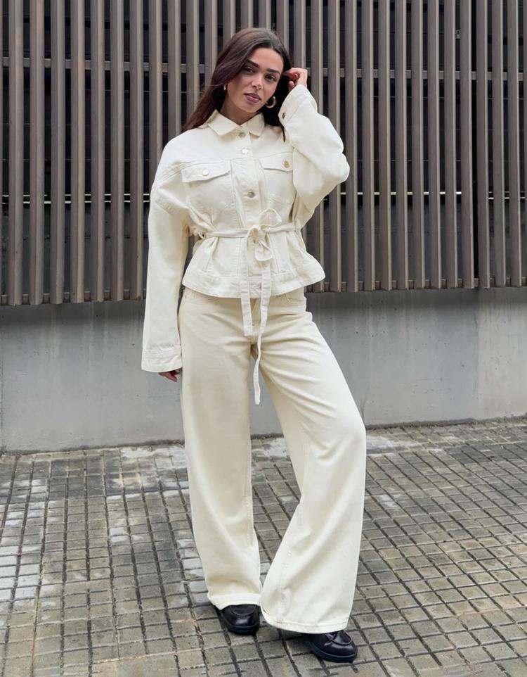 Set de jachetă ecru cu cordon și jeans boyfriend ecru cu talie joasă.