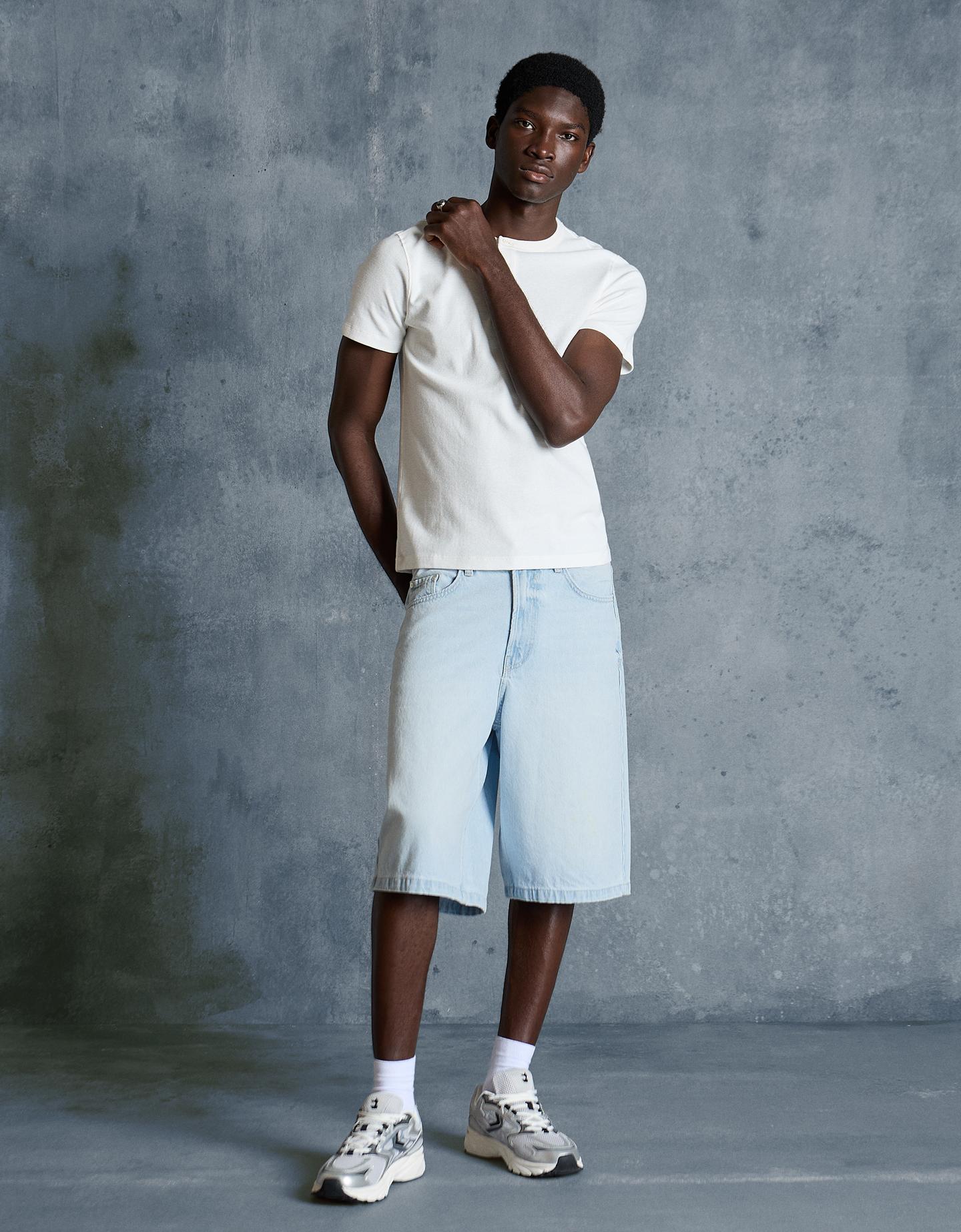 Bershka bermudy z denimu o kroju baggy jasnoniebieski