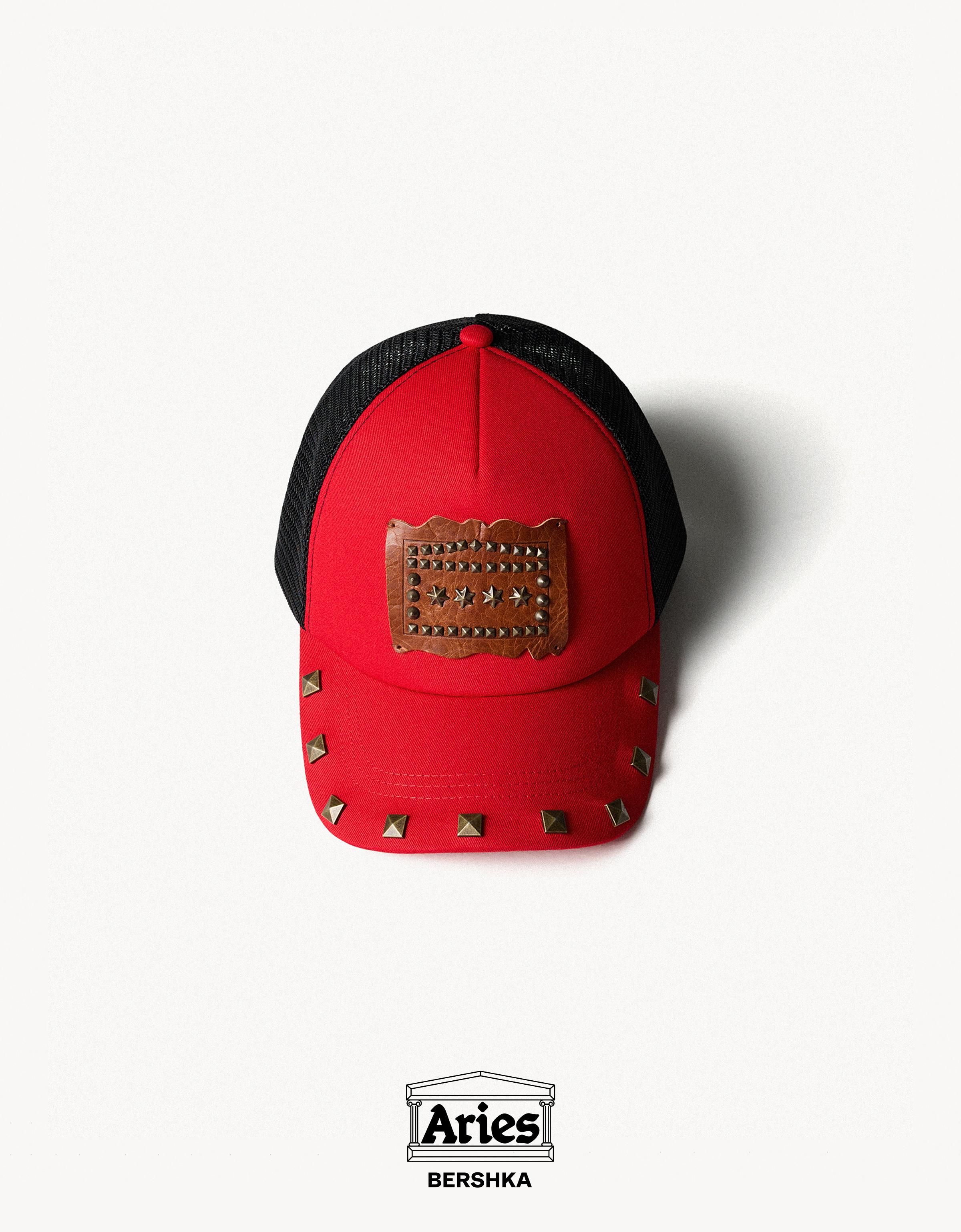 Bershka ARIES X BERSHKA zımbalı armalı şapka görsel 4
