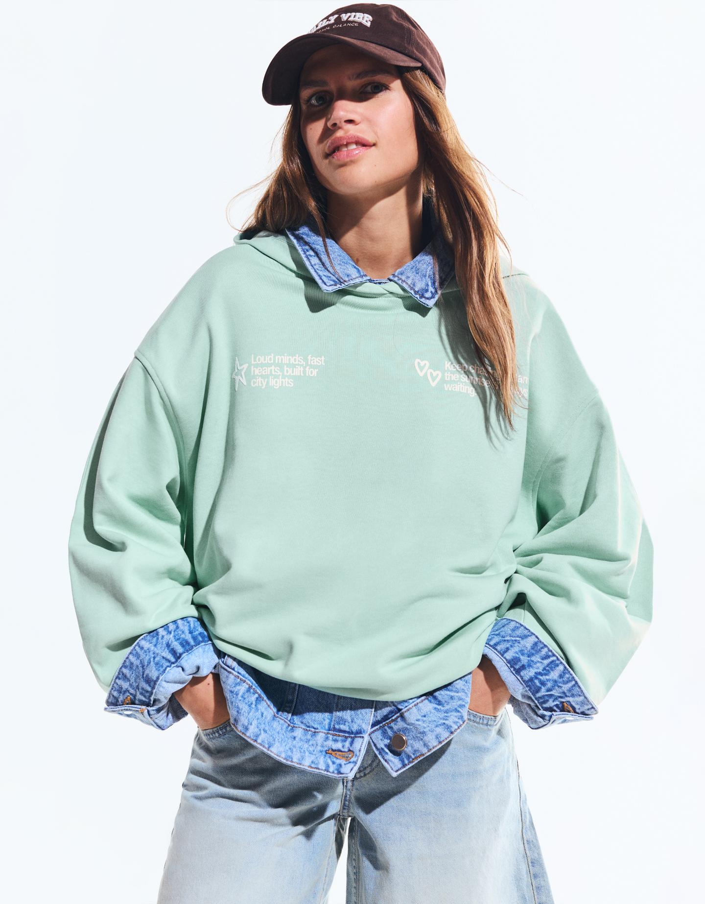Bershka bluza z kapturem z nadrukiem turkusowy