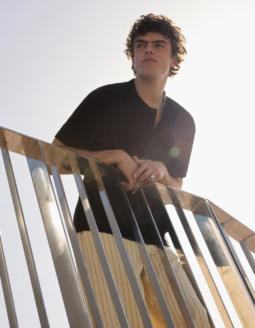 Kurzarm-T-Shirt mit Rundausschnitt mit Knopfleiste und Waffelstruktur-Schwarz