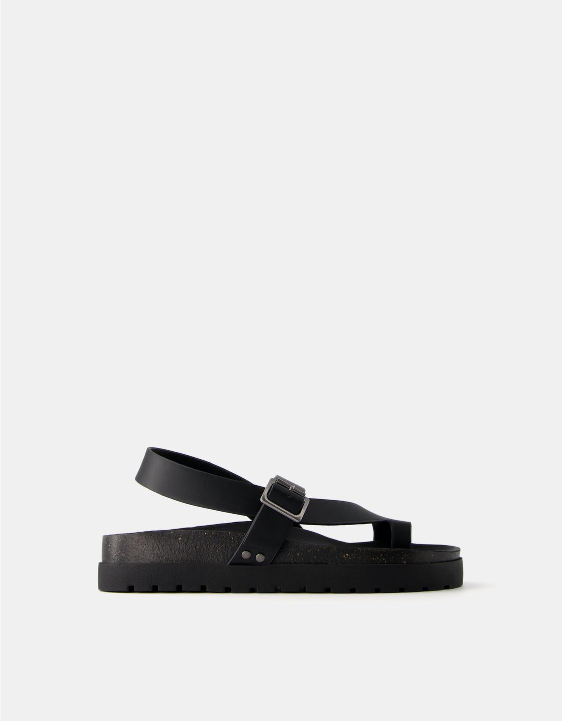 صندل بنعل عال وإبزيم