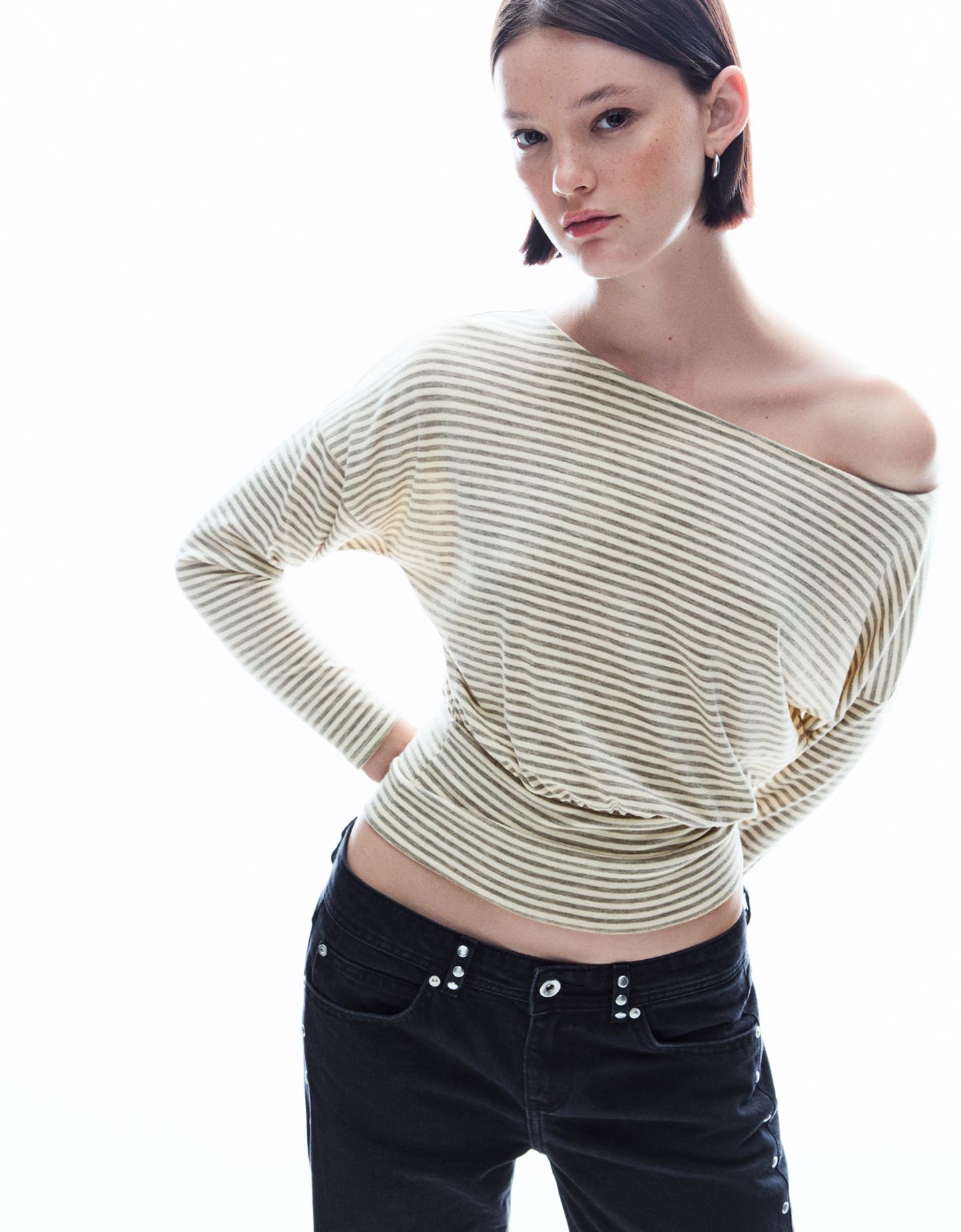 Bershka Camiseta Manga Larga Fajín Escote Barco Mujer Beige