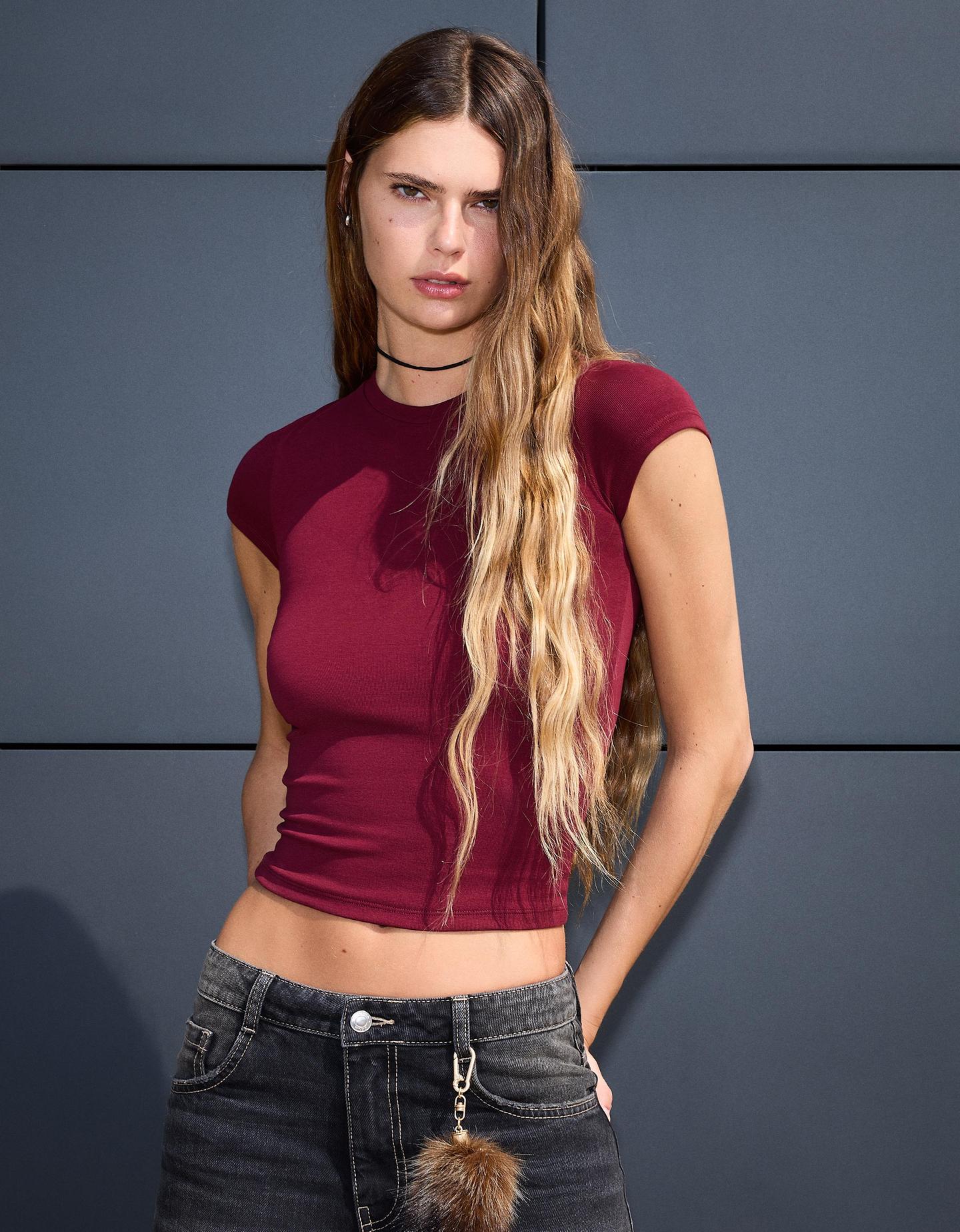 Bershka koszulka z krótkim rękawem i okrągłym dekoltem bordowy