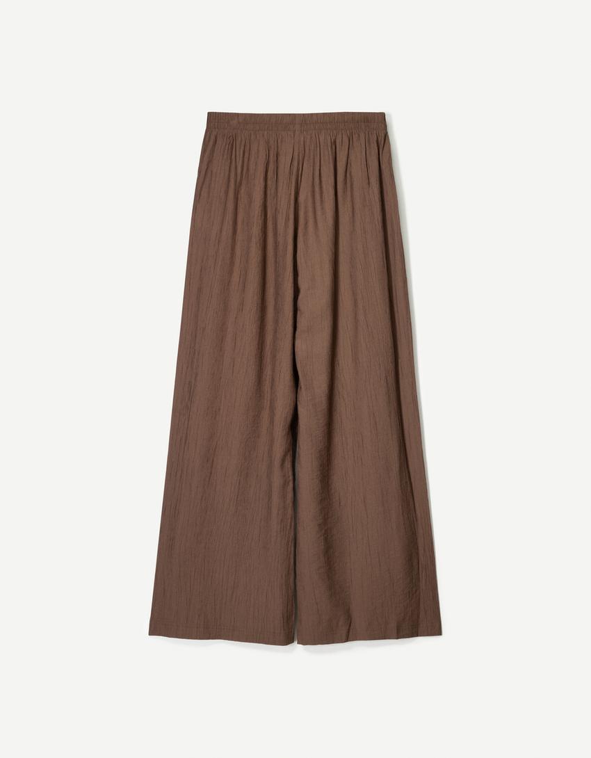 Calças wide leg fluidas com textura e cordão-Marrom