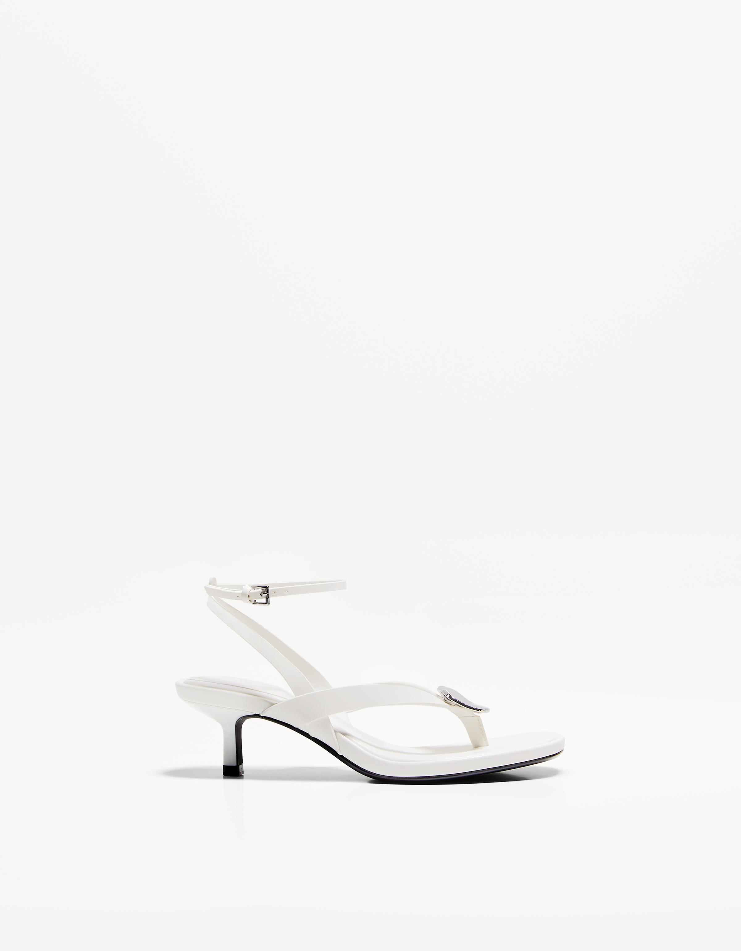 Bershka Sandalen Mit Kitten-Heels Und Metallisiertem Detail Damen 35 Weiss