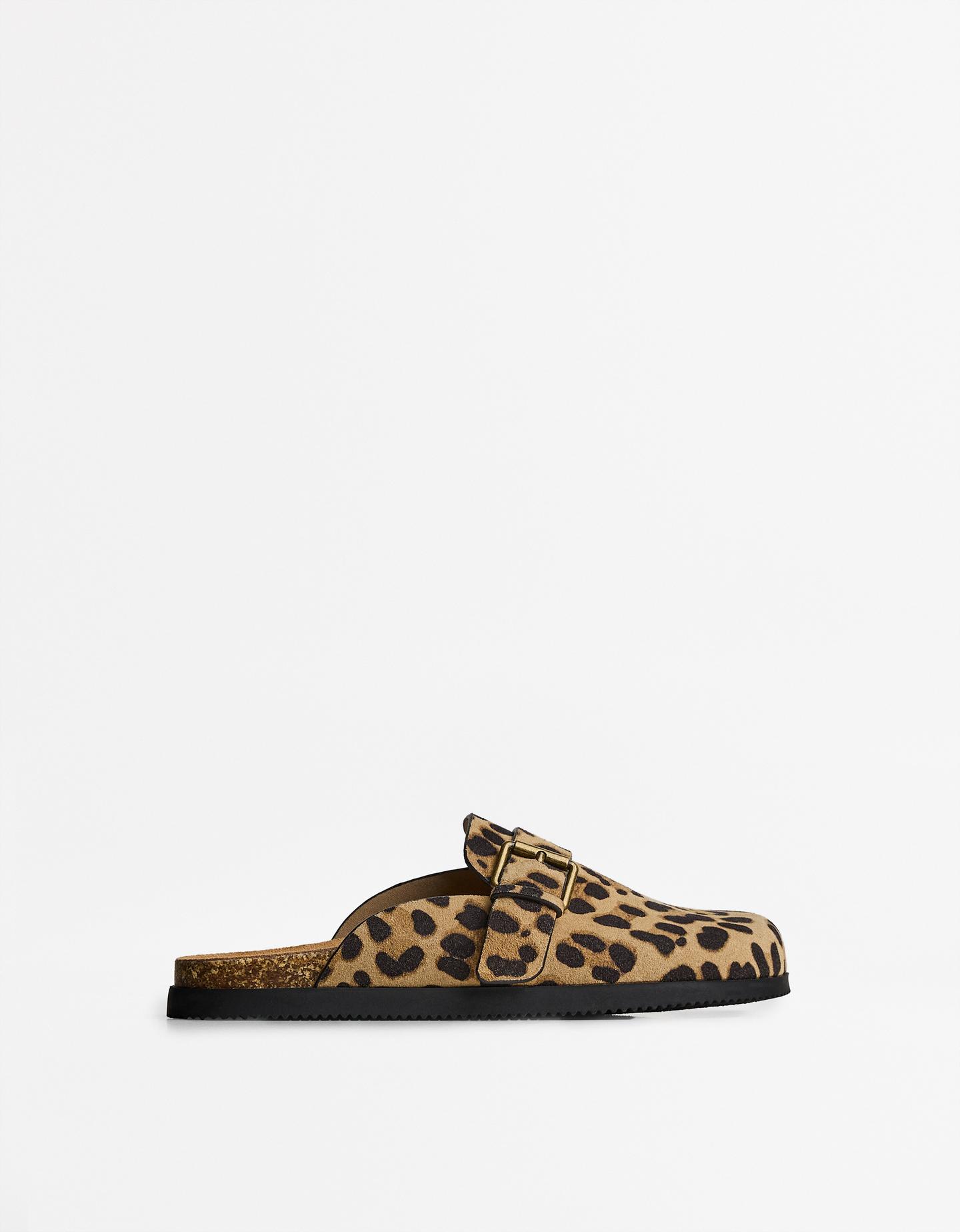 Bershka skórzane chodaki ze sprzączką i zwierzęcym nadrukiem leopard