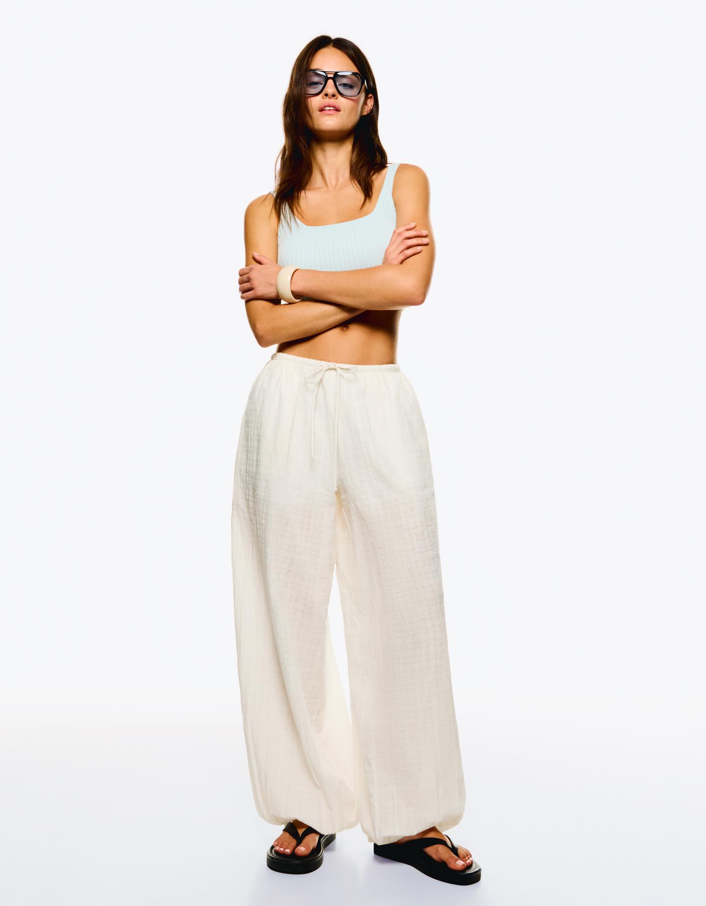Bershka spodnie typu szarawary kremowy