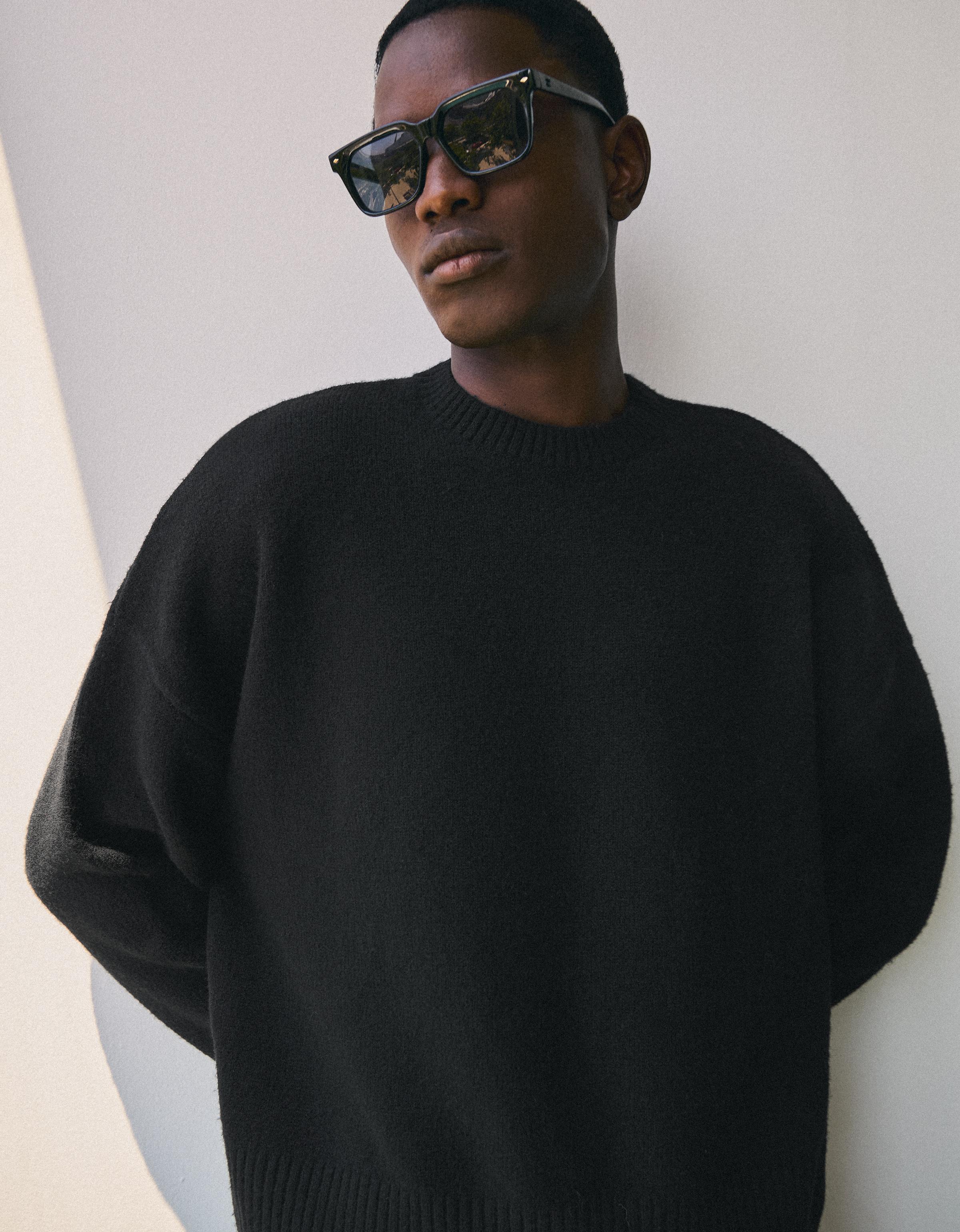 Boxy round neck jumper — Black