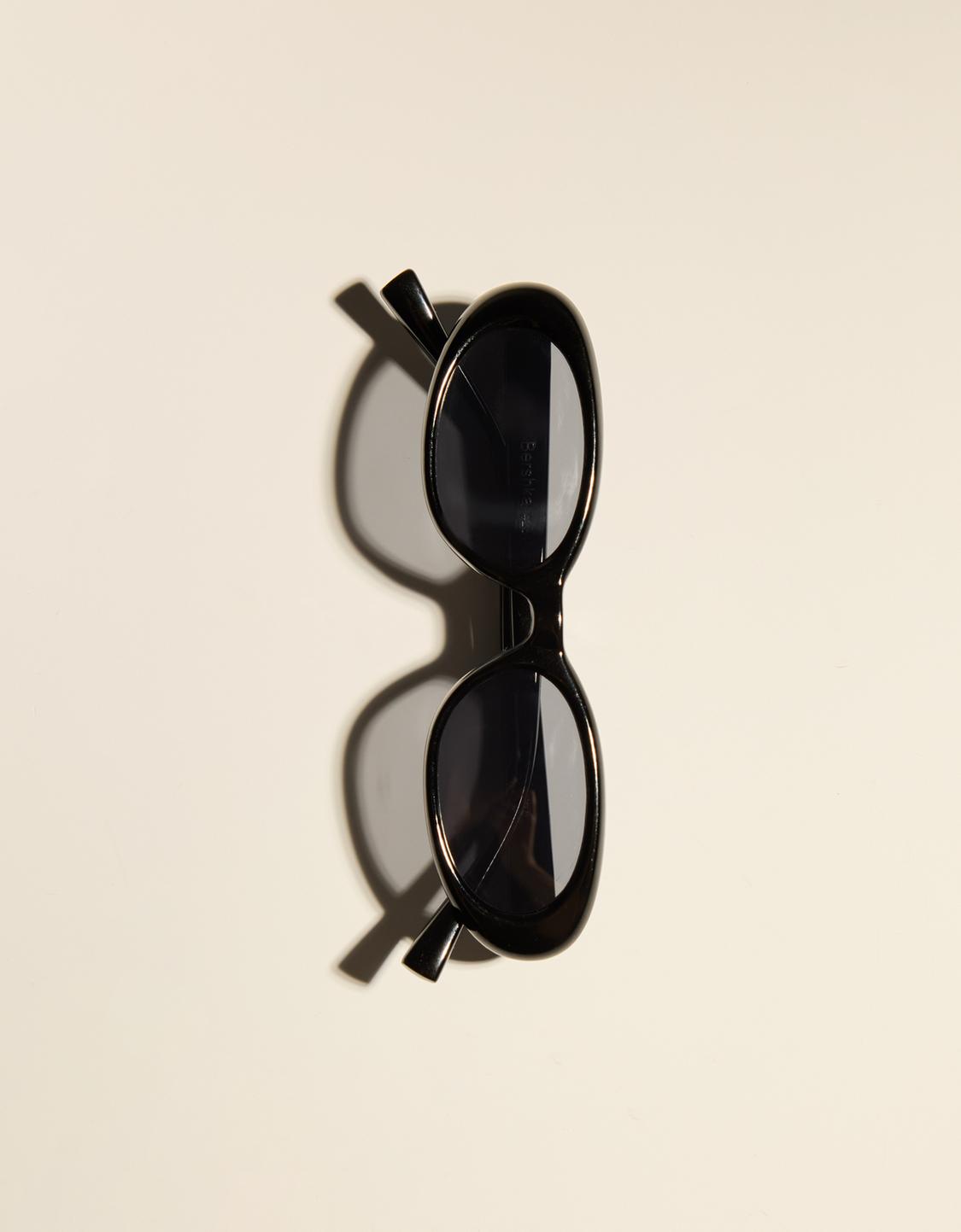 Ovale Sonnenbrille mit Kunststoffgestell