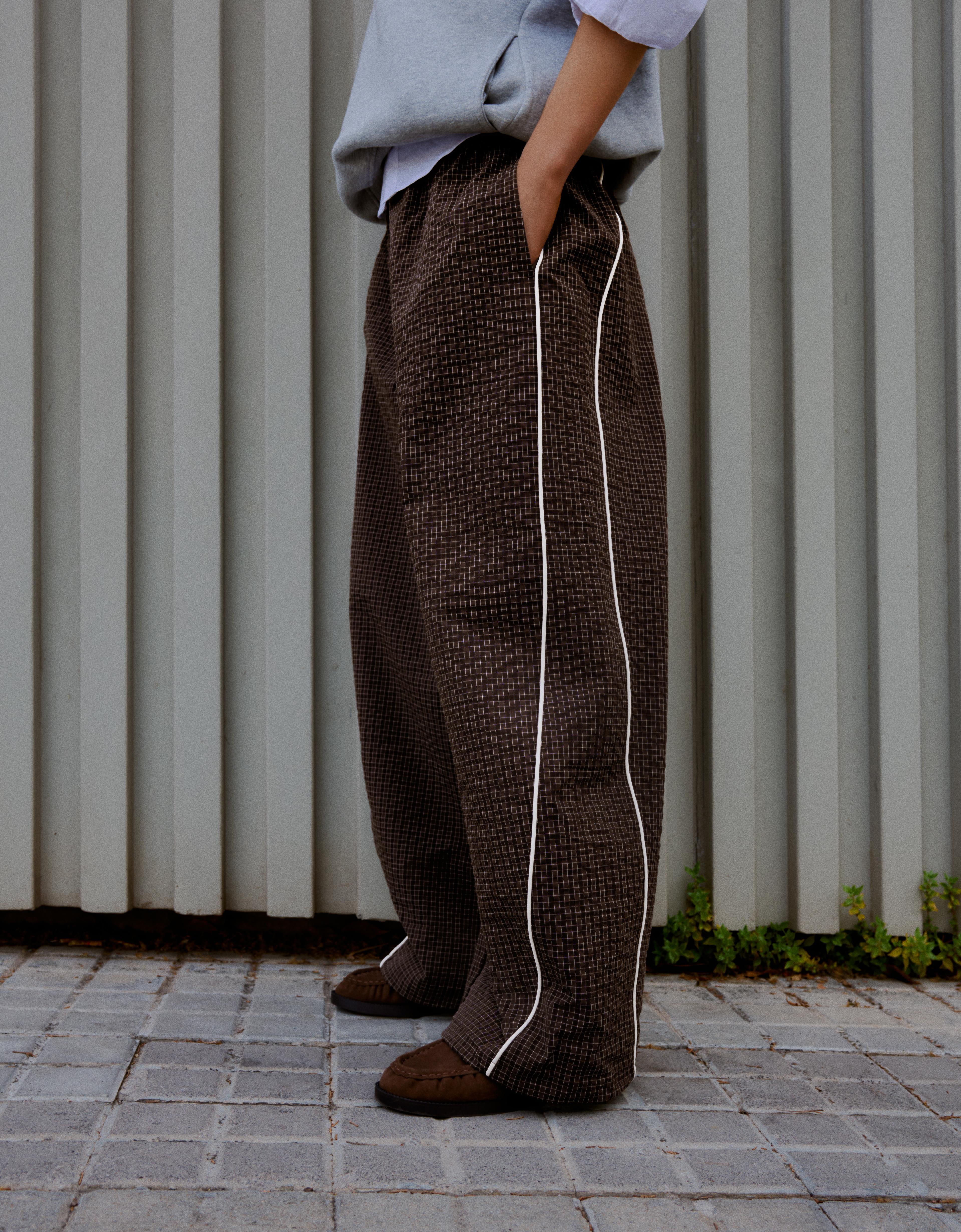 Technical parachute trousers — Brown