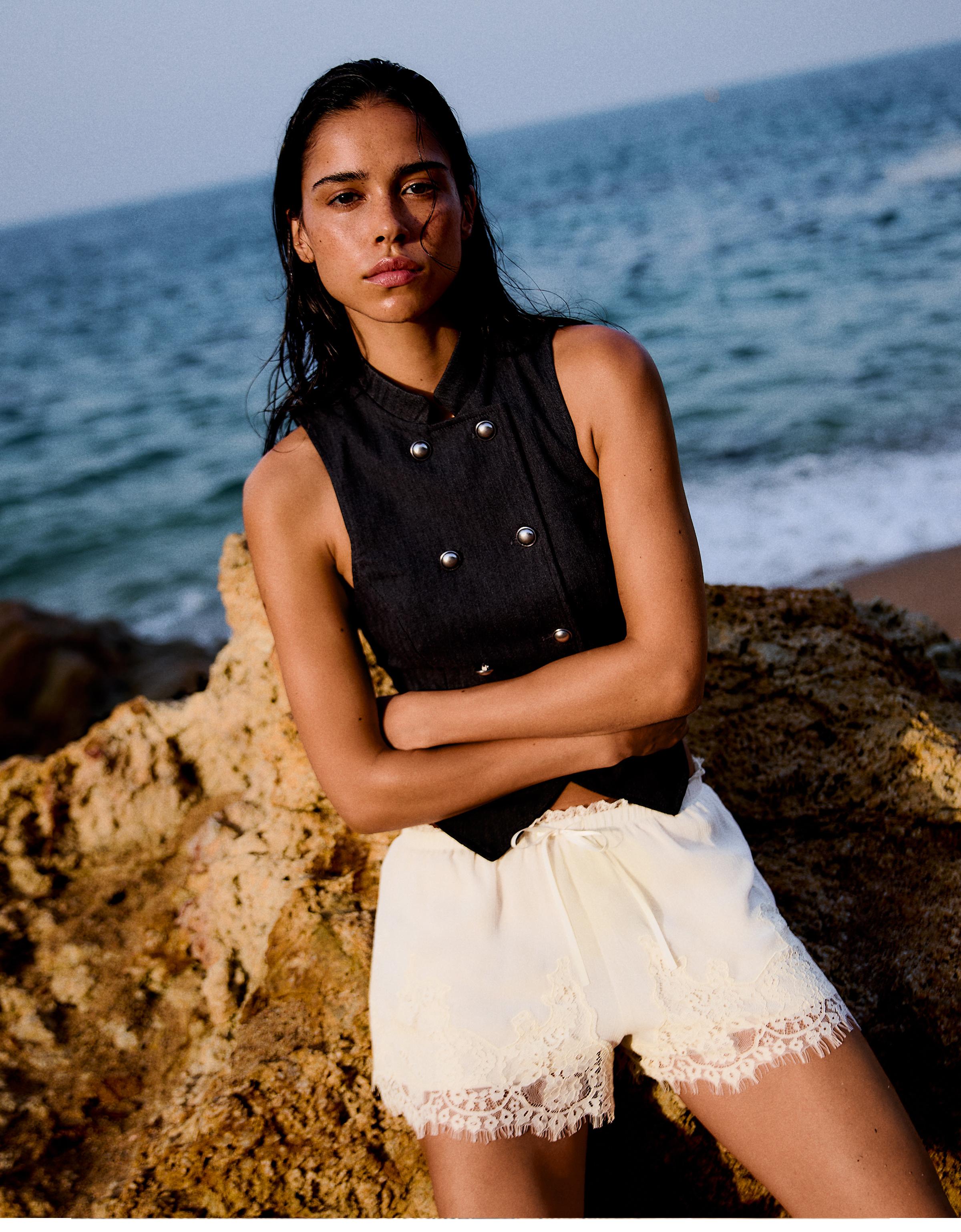 Crinkle lace shorts — Cream