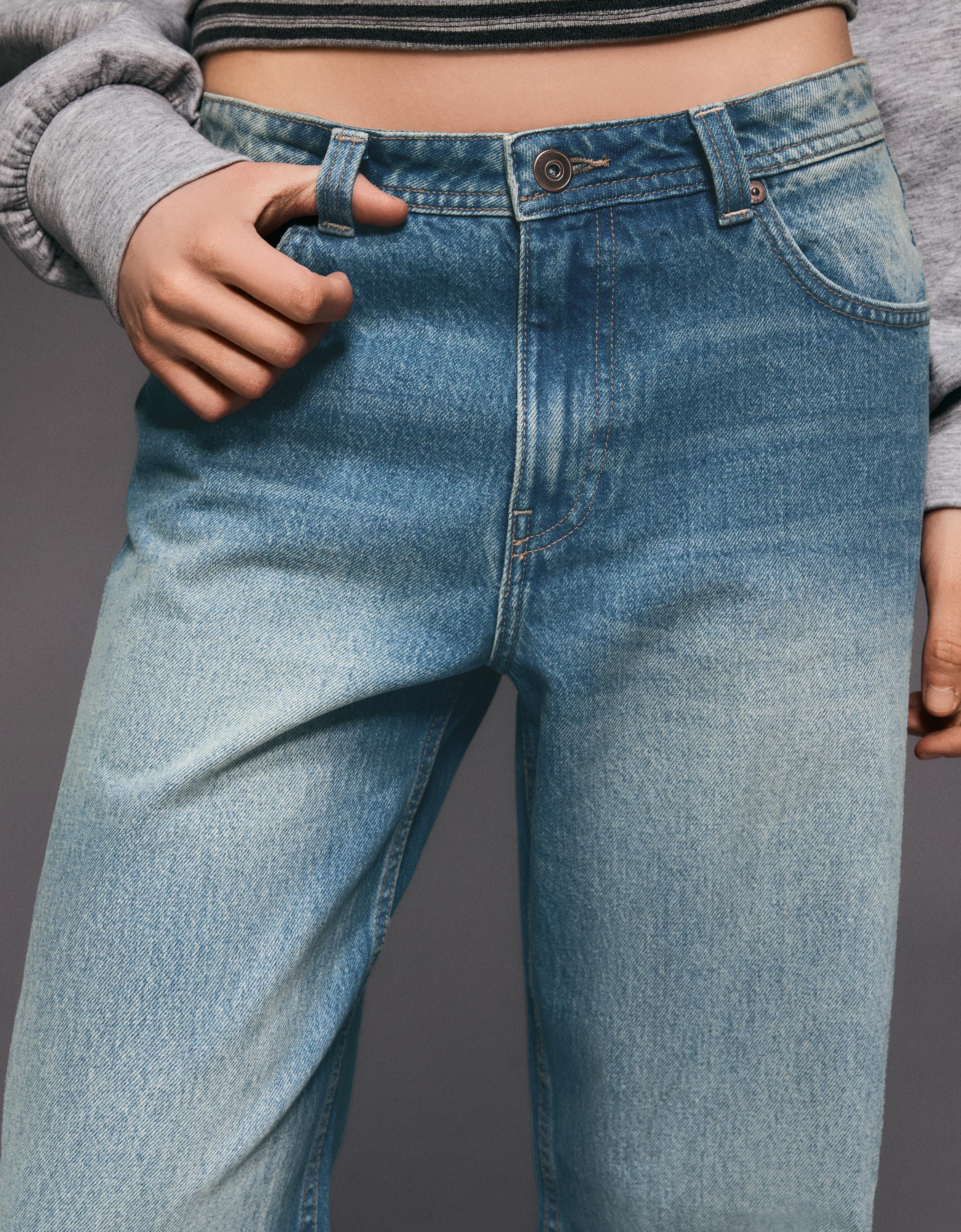 Mid-waist baggy jeans
