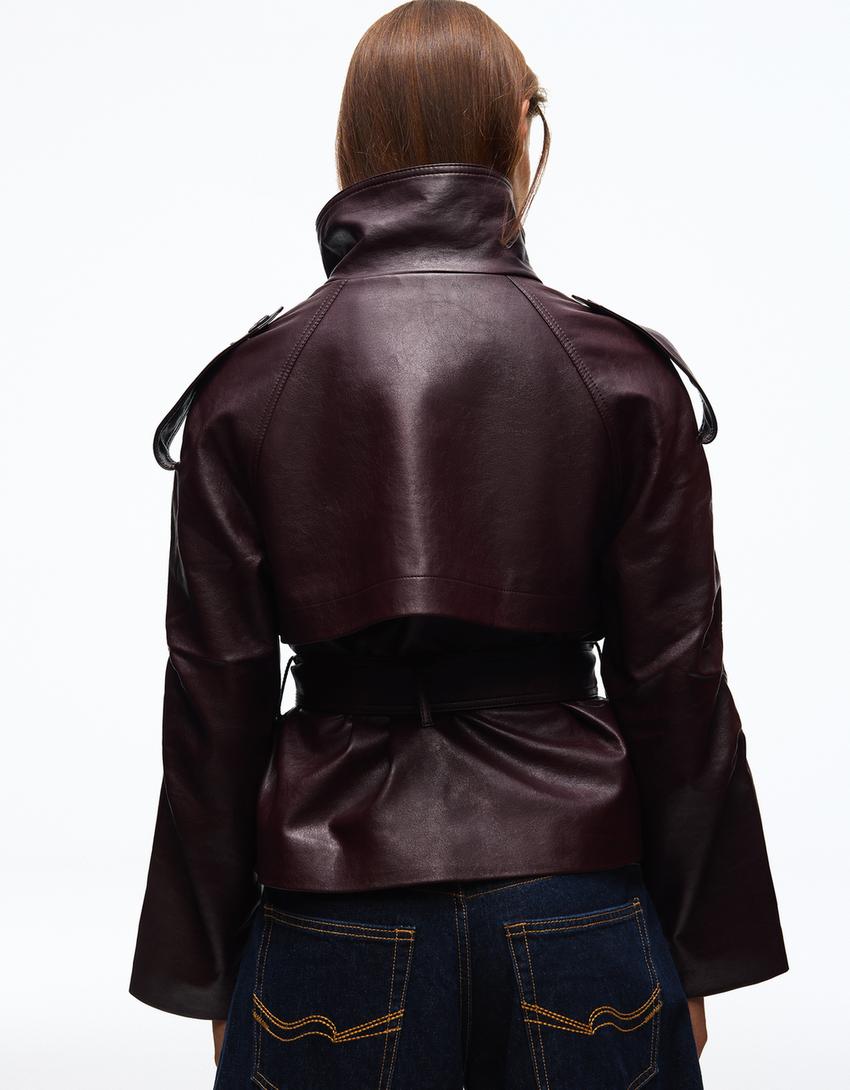 Cazadora trench corta efecto piel-Burdeos