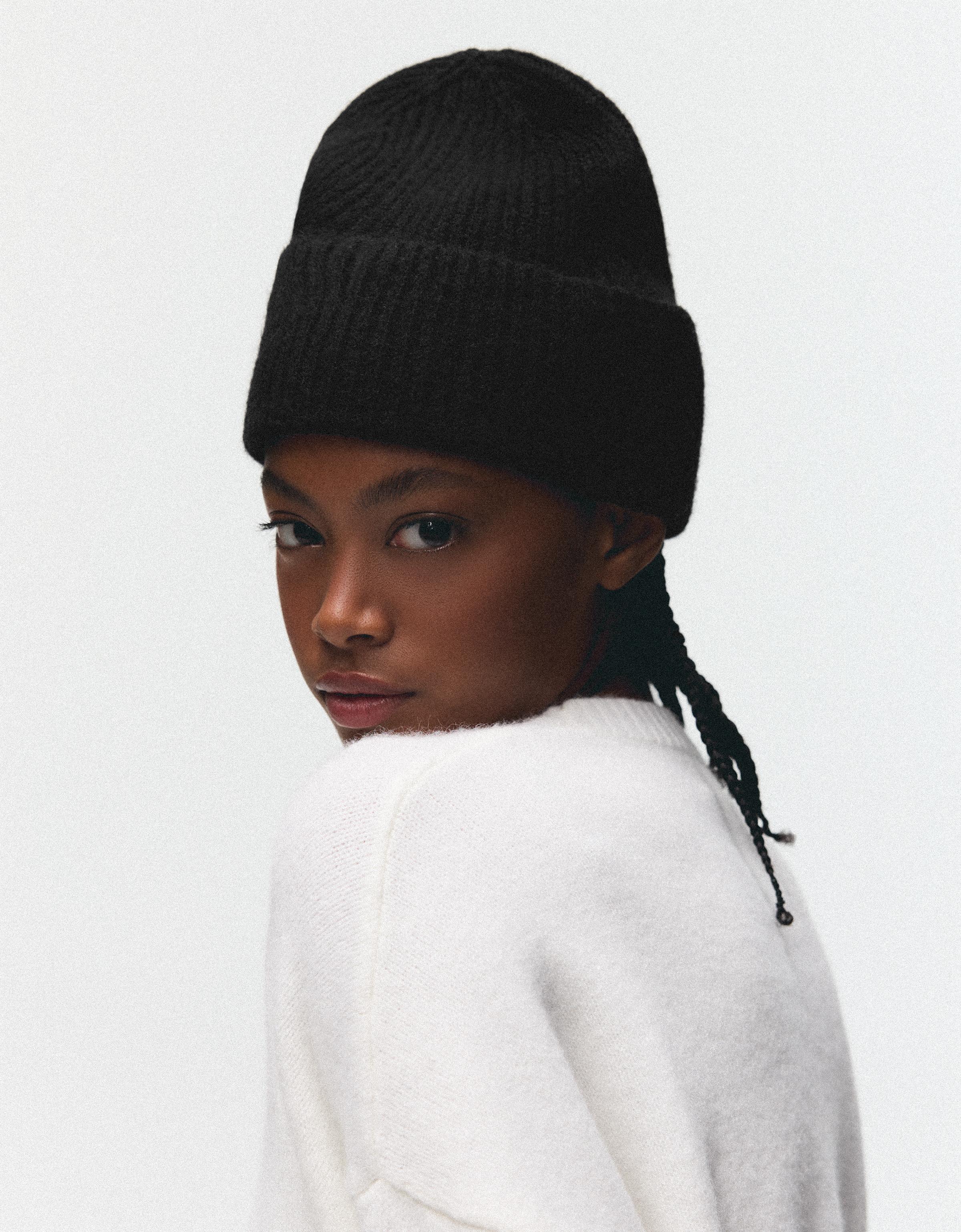 Bershka Czapka Beanie Z Dzianiny Z Podwinięciem Kobieta Czarny