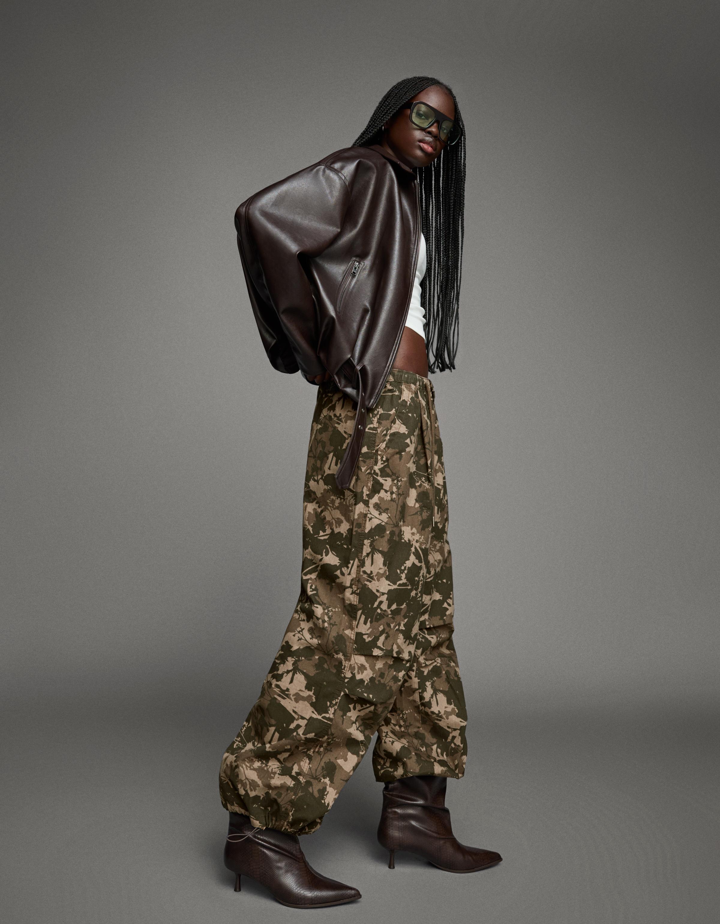 Bershka Parachute-Cargohose Mit Print Damen S Sandfarbe