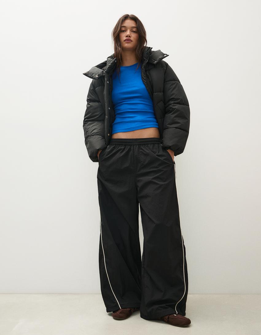 Giubbotto imbottito oversize con cappuccio-Nero