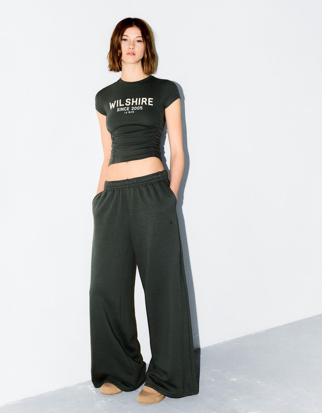 Conjunto t-shirt e calças felpa