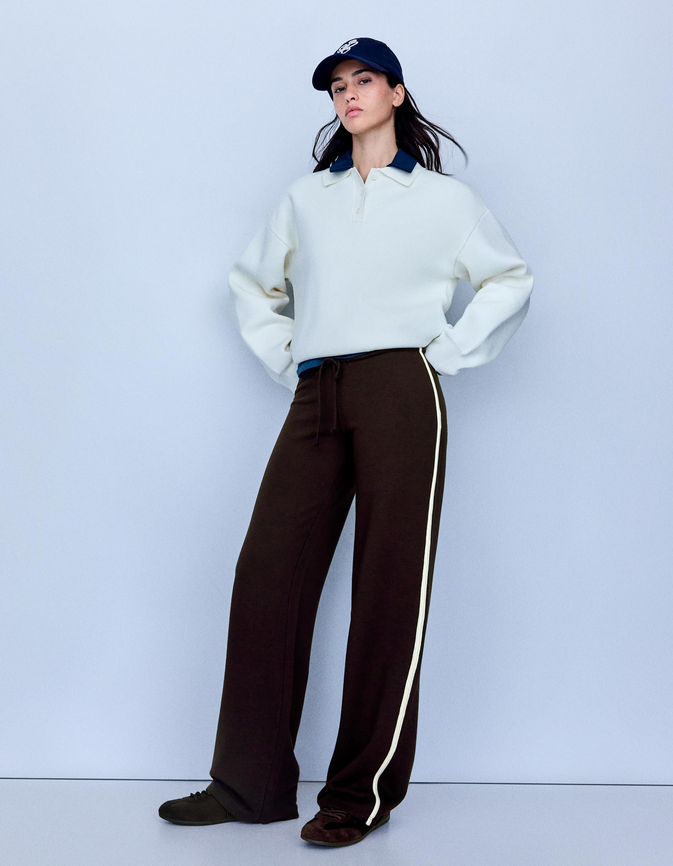 Bershka Pantalón Felpa Banda Lateral Mujer Marrón