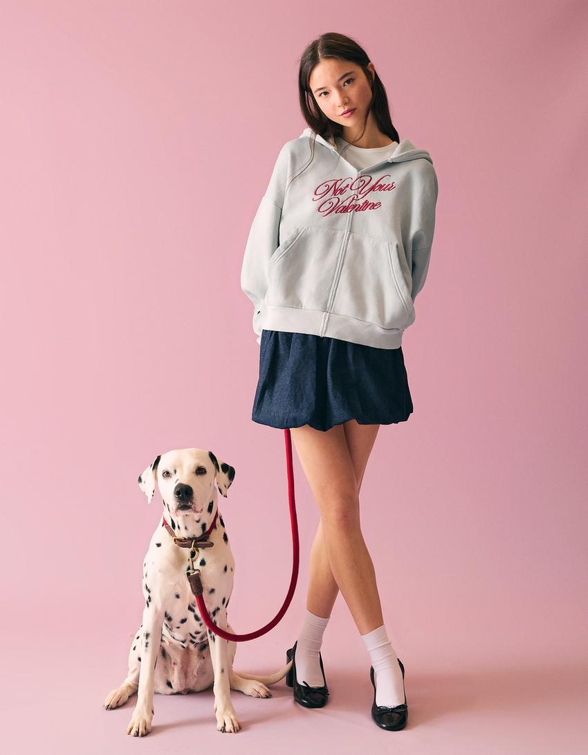 Sweatshirt capuz cropped print-Cinza