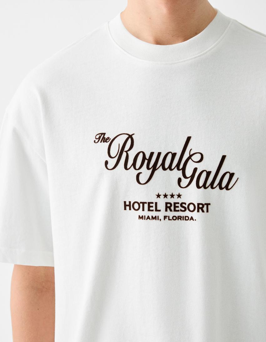 تيشرت بقصّة مربعة وأكمام قصيرة وطبعة-أبيض-6