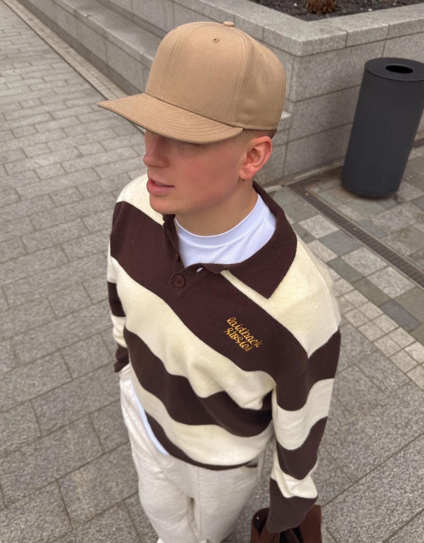 Bershka sweter z kołnierzykiem typu polo w paski brązowy