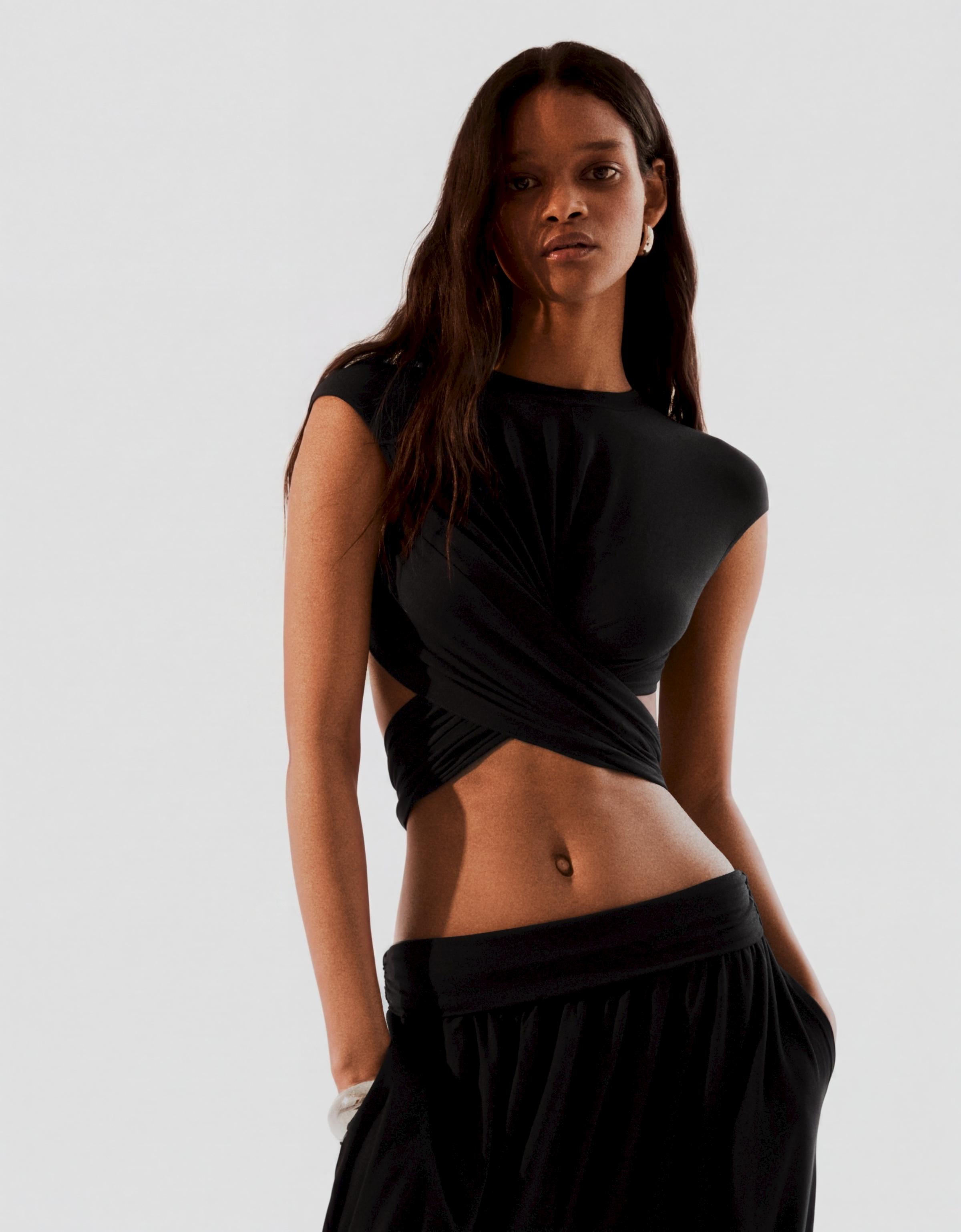Round neck top with back knot — Black