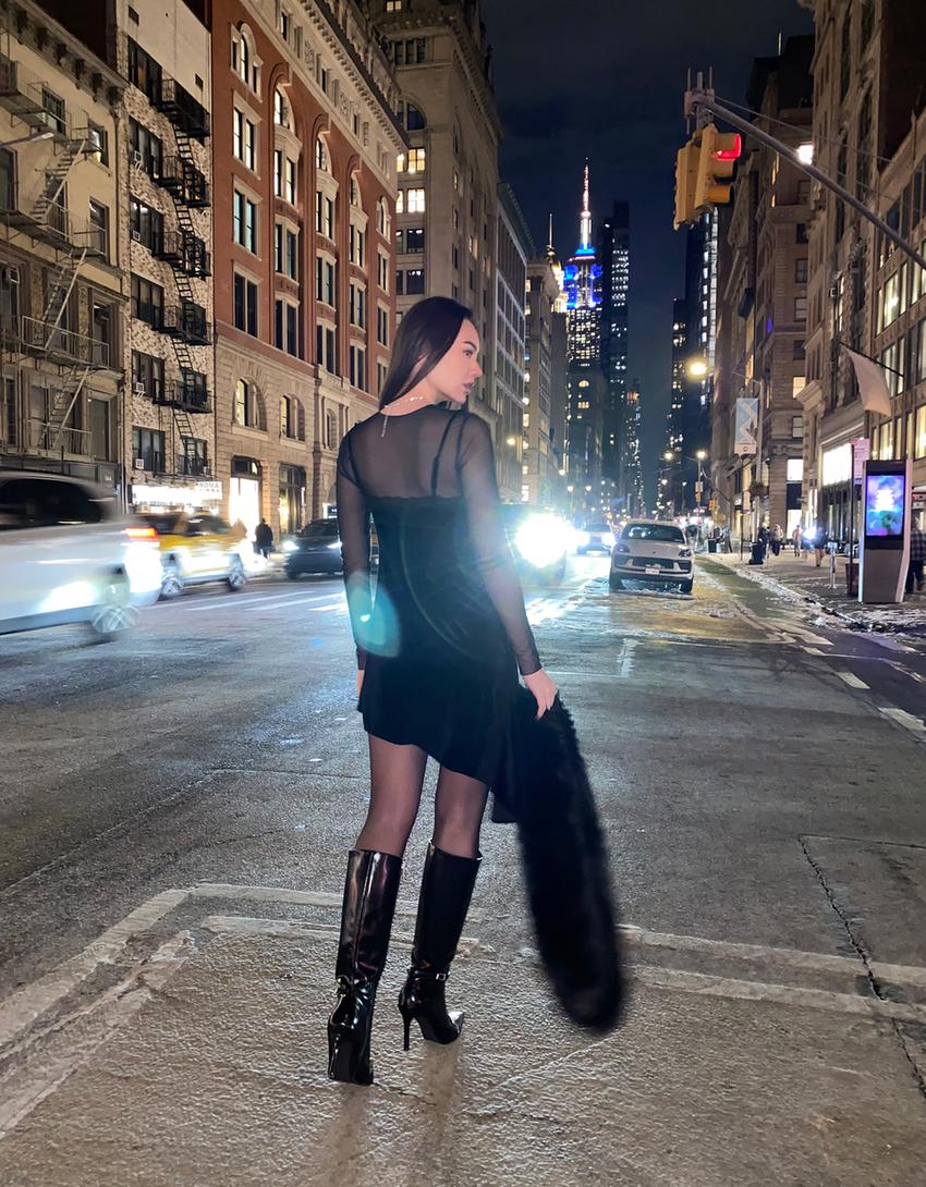 Asimetrična mini haljina od baršuna s čipkom-Crna