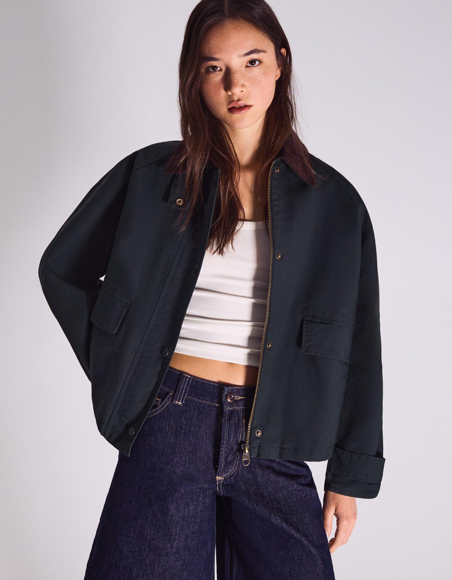 Bershka kurtka sztruksowa z powłoką zielony