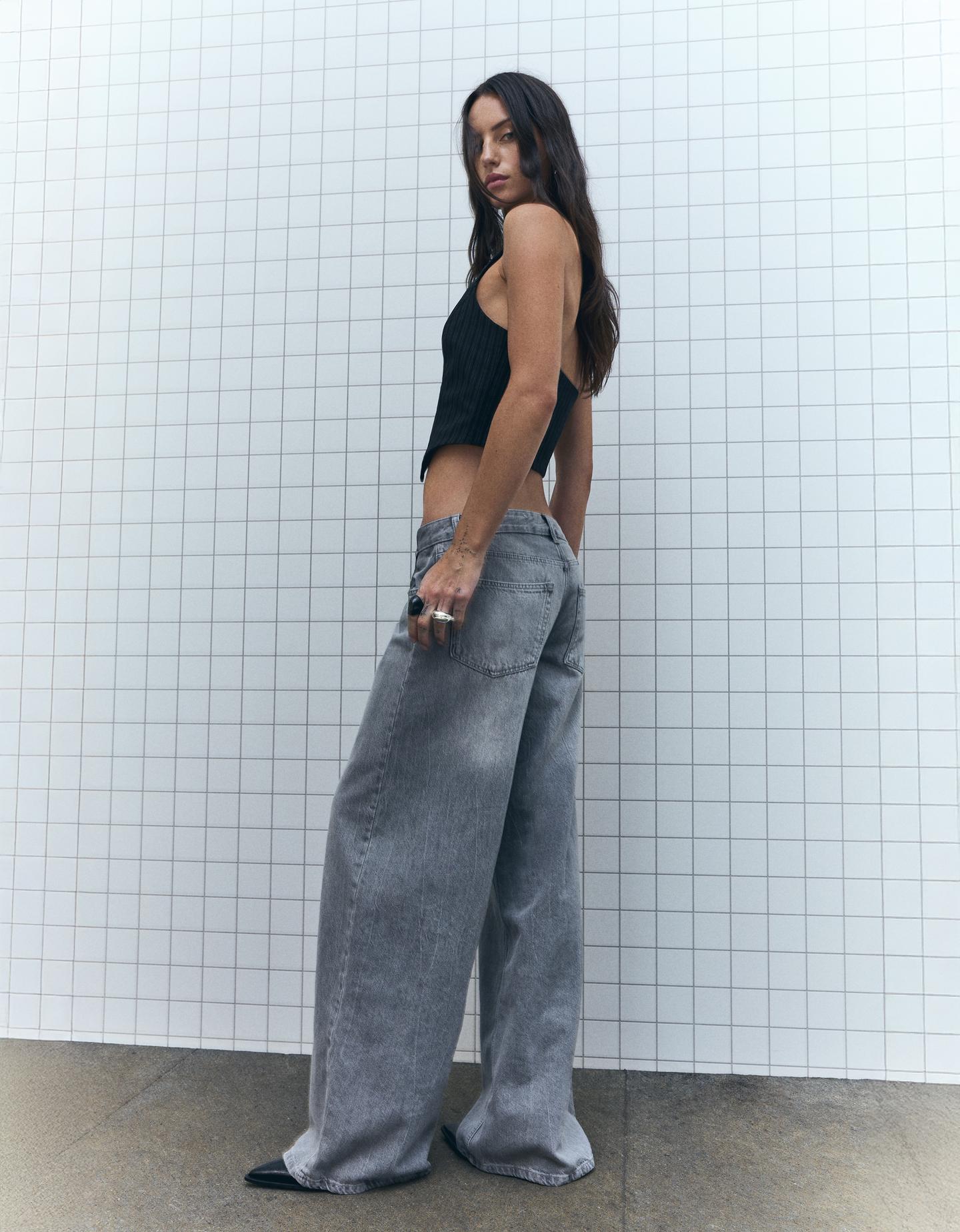 Bershka jeansy z szerokimi nogawkami i niskim stanem szary