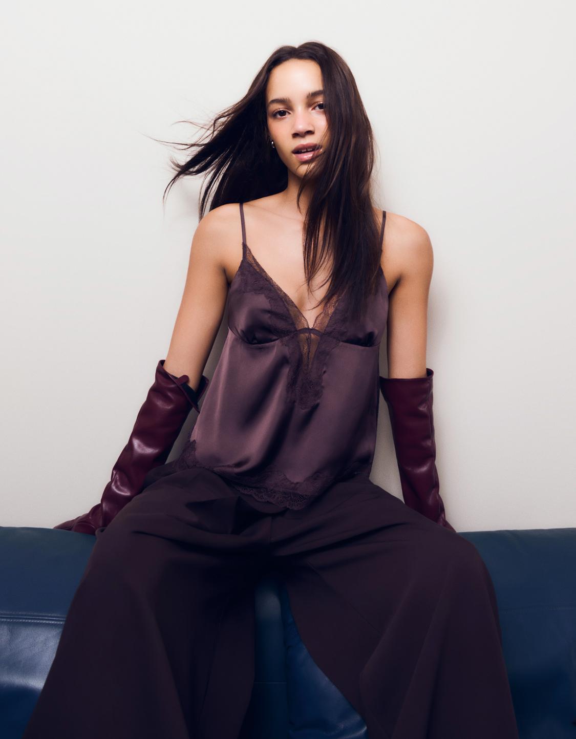 Top de alças em cetim assimétrico com rendas