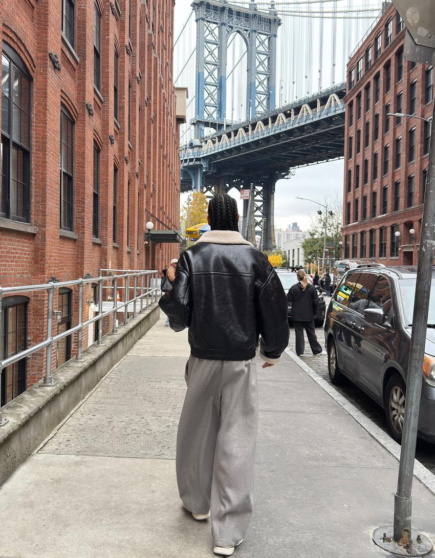 ვინილის ეფექტის ქურთუკი ბეწვის საყელოთი-შავი